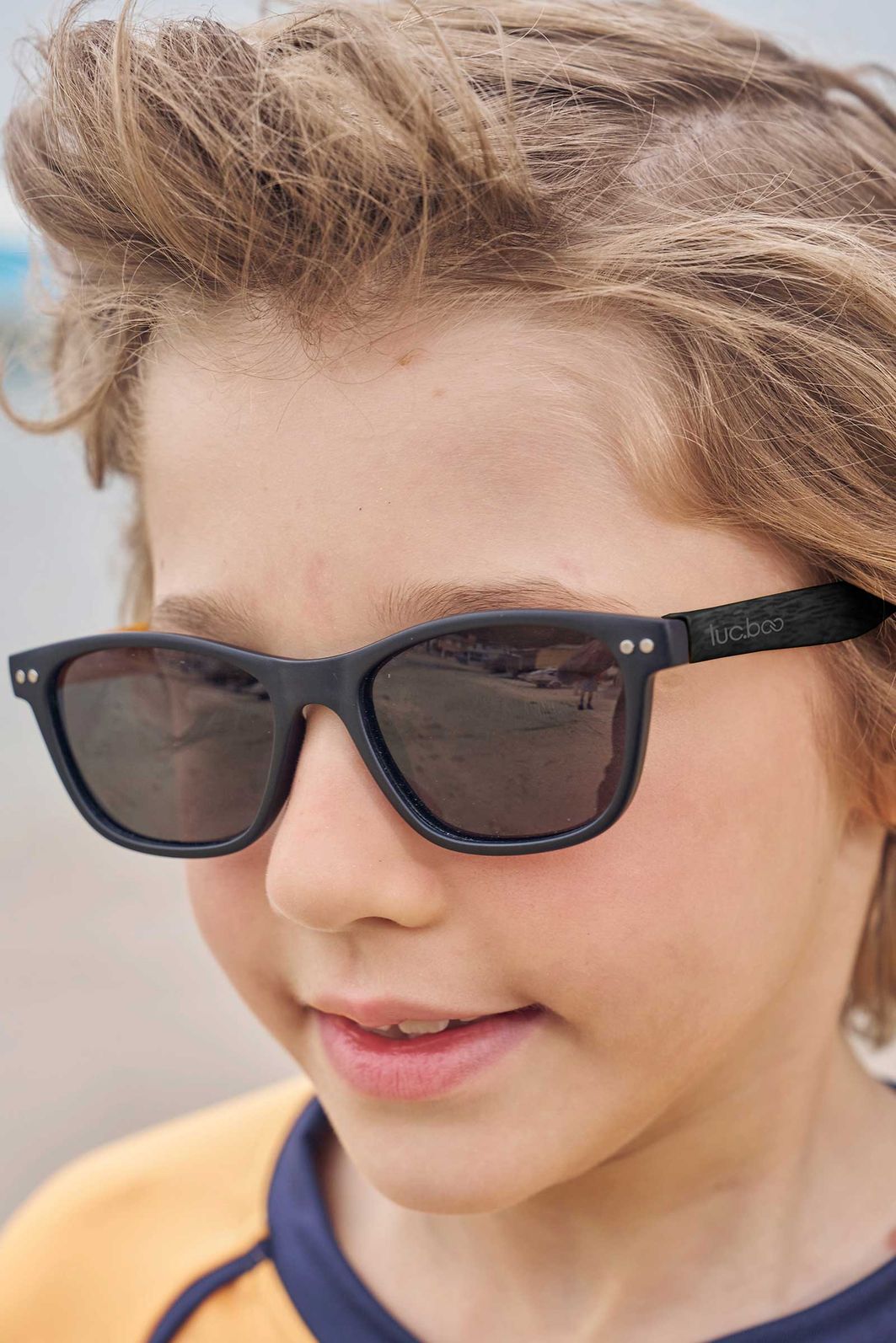 Óculos de sol com proteção UV 400. Acompanha case e estojo porta óculos 97396 LucBoo Infantil Menino