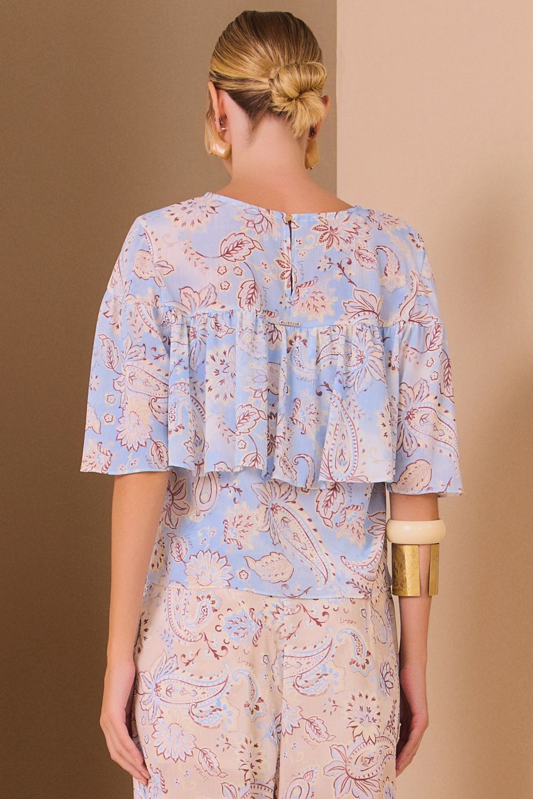 Blusa em chiffon texturizado com estampa exclusiva 98921 Linzzi Blusa em chiffon texturizado com estampa exclusiva 98921 Linzzi