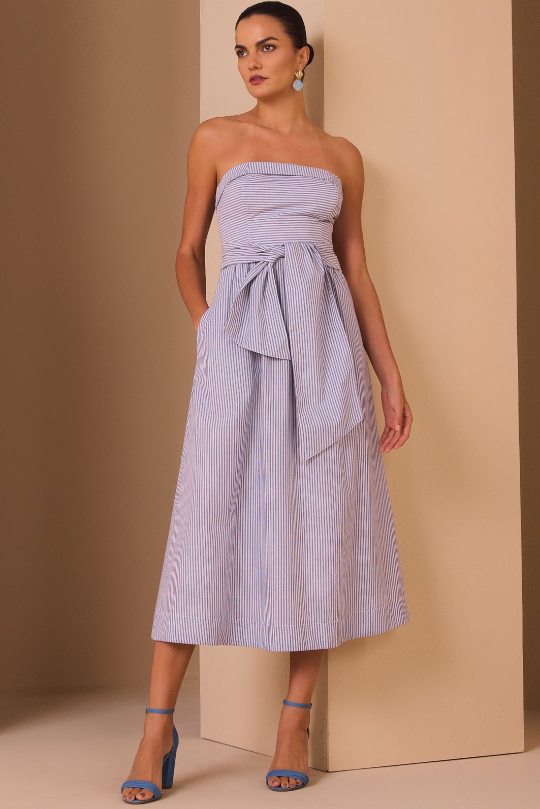 Vestido sem alças maxi midi em tricoline de algodão premium listrado. Acompanha cinto no mesmo tecido 98328 Linzzi Vestido sem alças maxi midi em tricoline de algodão premium listrado. Acompanha cinto no mesmo tecido 98328 Linzzi