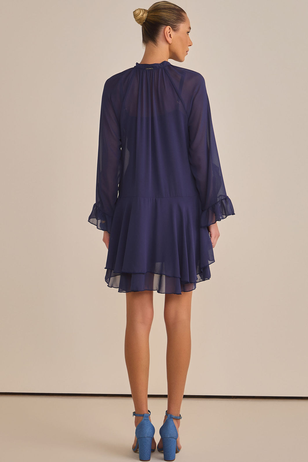 Vestido com babados em crepe silk. Acompanha vestido forro em malha 89852 Linzzi Vestido com babados em crepe silk. Acompanha vestido forro em malha 89852 Linzzi