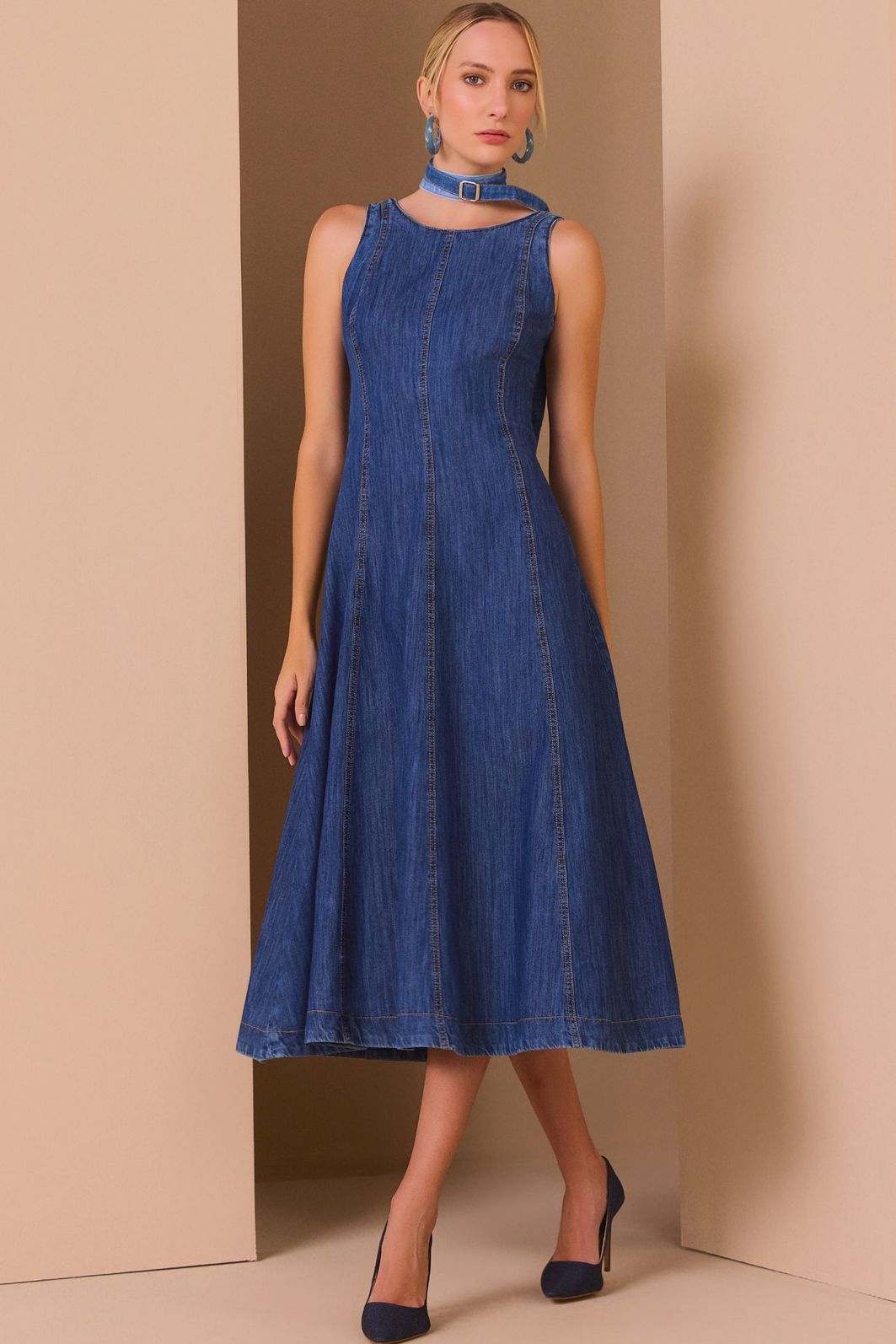 Vestido midi em jeans leve 97660 Linzzi Vestido midi em jeans leve 97660 Linzzi