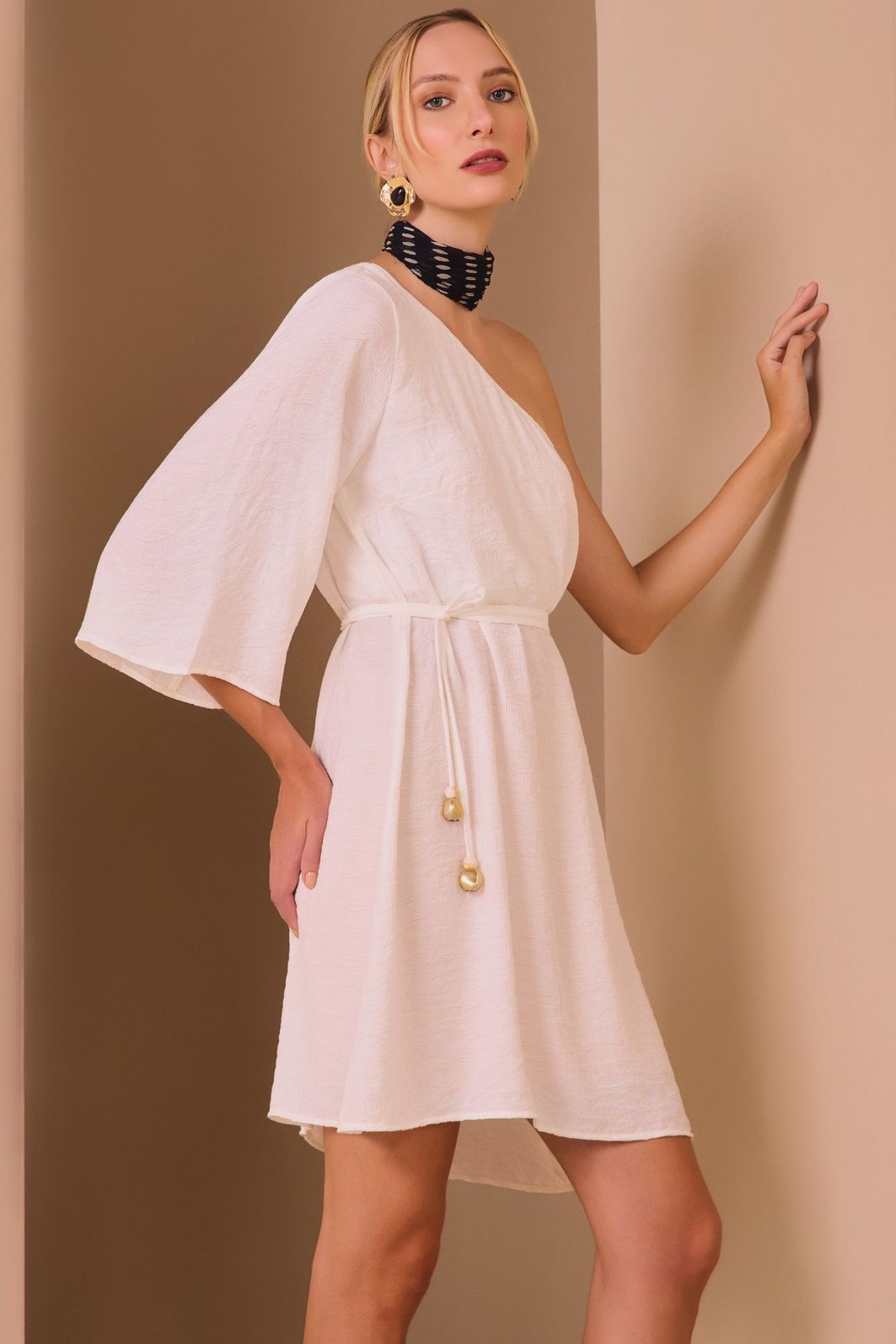 Vestido curto em crepe jacquard. Acompanha saia forro em malha 97893 Linzzi Vestido curto em crepe jacquard. Acompanha saia forro em malha 97893 Linzzi