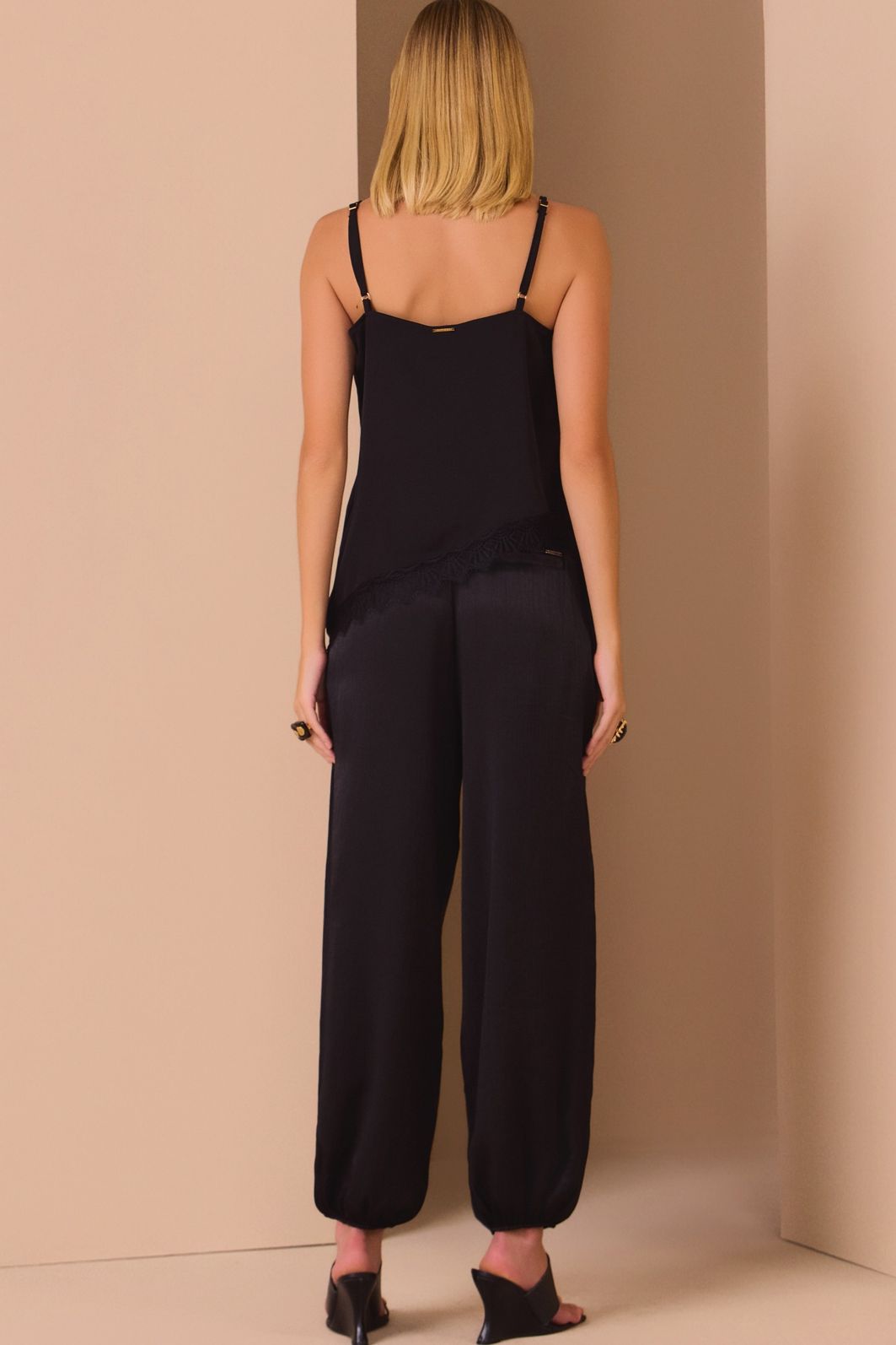 Blusa de alça assimétrica em crepe premium 98316 Linzzi Blusa de alça assimétrica em crepe premium 98316 Linzzi