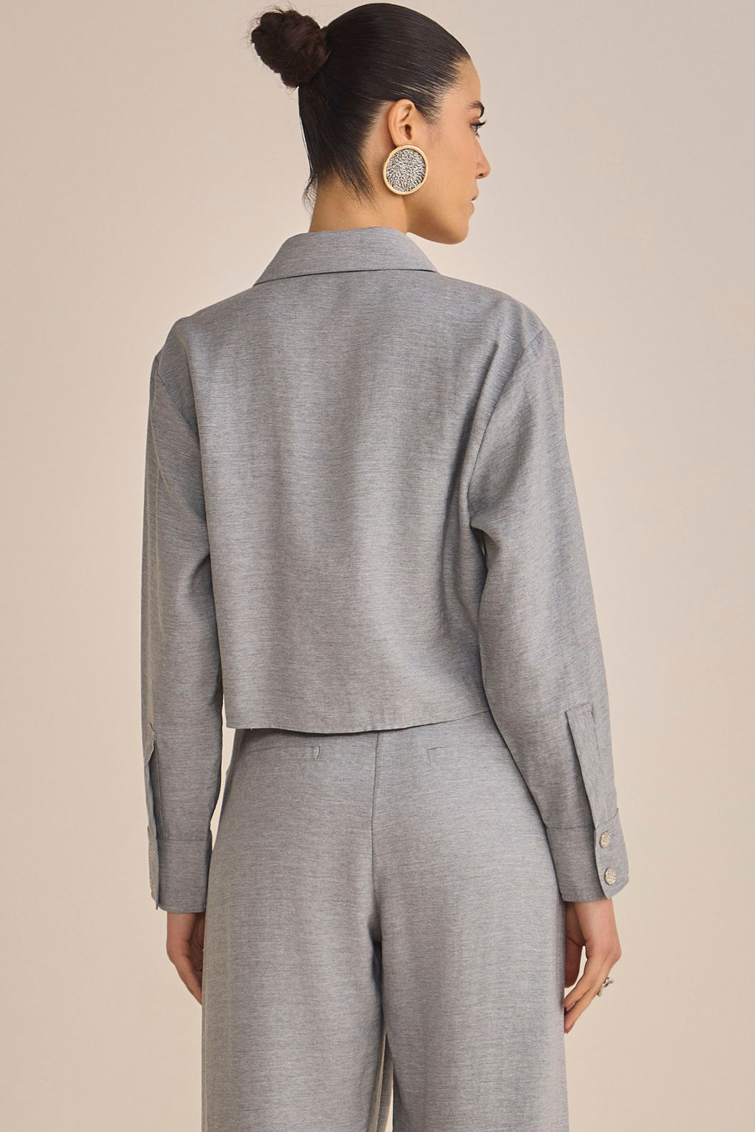 Camisa cropped em tecido estilo alfaiataria 89080 Linzzi Camisa cropped em tecido estilo alfaiataria 89080 Linzzi