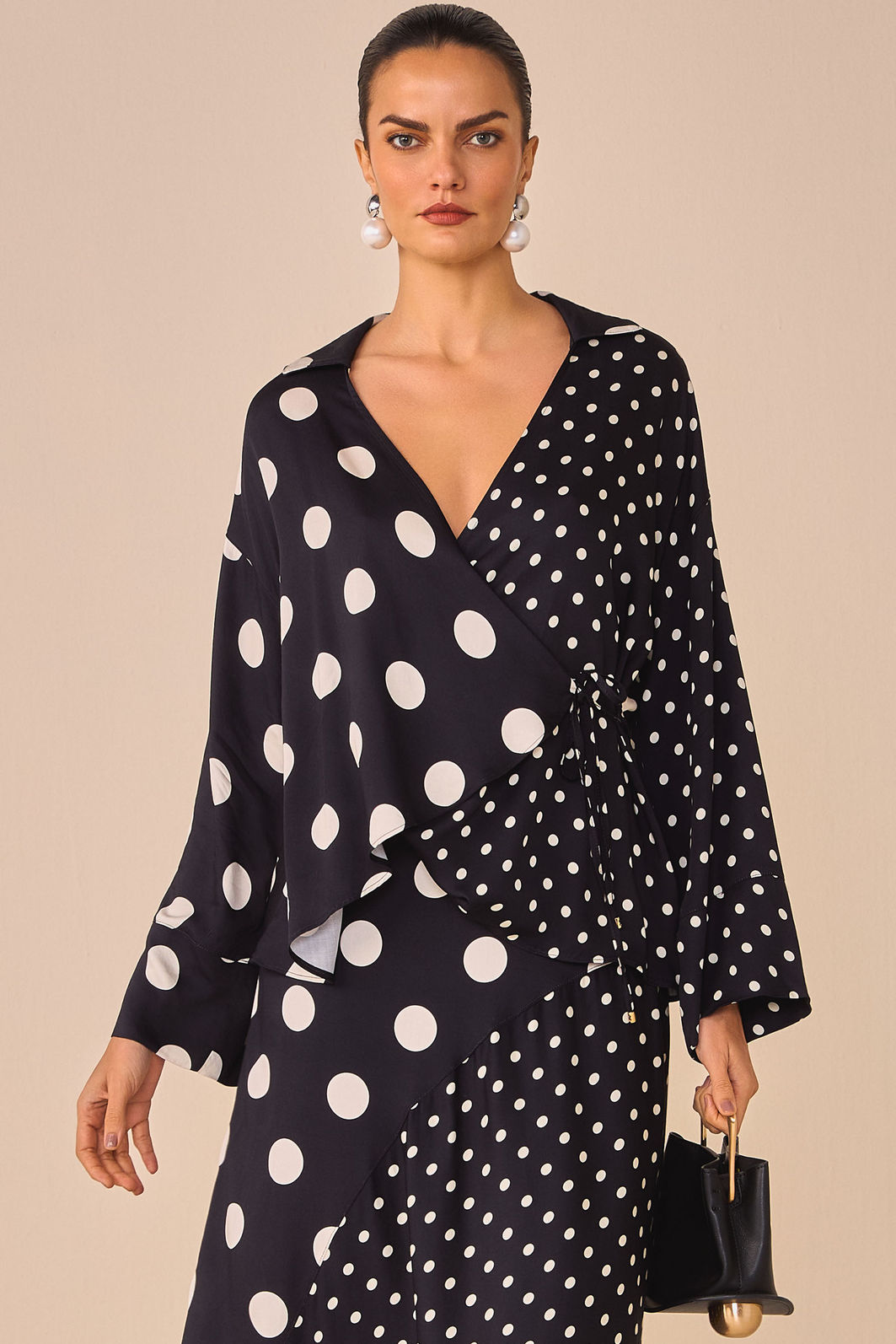 Camisa kimono em crepe acetinado com estampa digital 97210 Linzzi Camisa kimono em crepe acetinado com estampa digital 97210 Linzzi