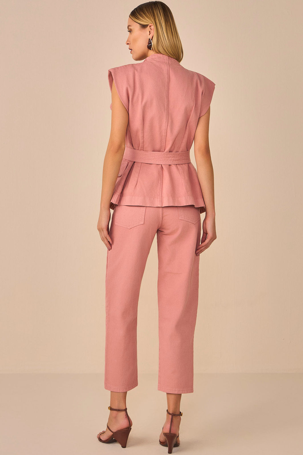 Calça slouchy em sarja. Acompanha cinto 95270 Linzzi Calça slouchy em sarja. Acompanha cinto 95270 Linzzi