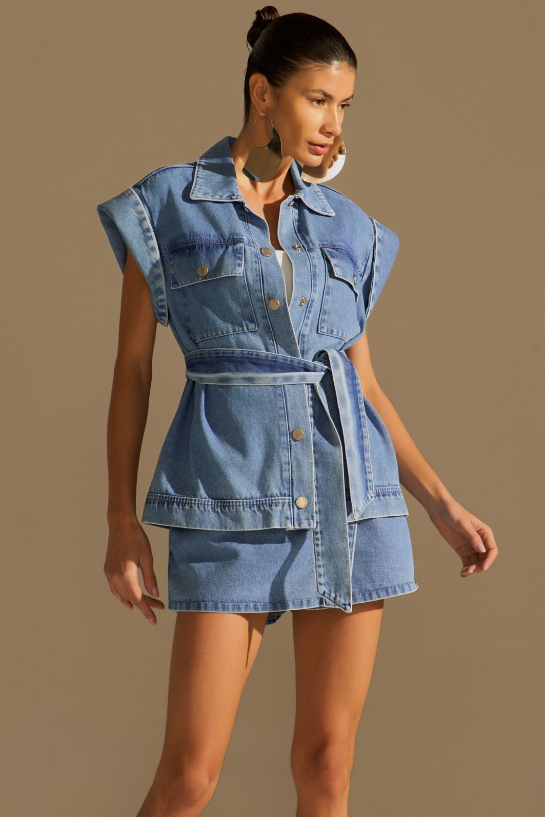 Short-saia em denim com leve aplicação de foil prata 94440 Linzzi Short-saia em denim com leve aplicação de foil prata 94440 Linzzi