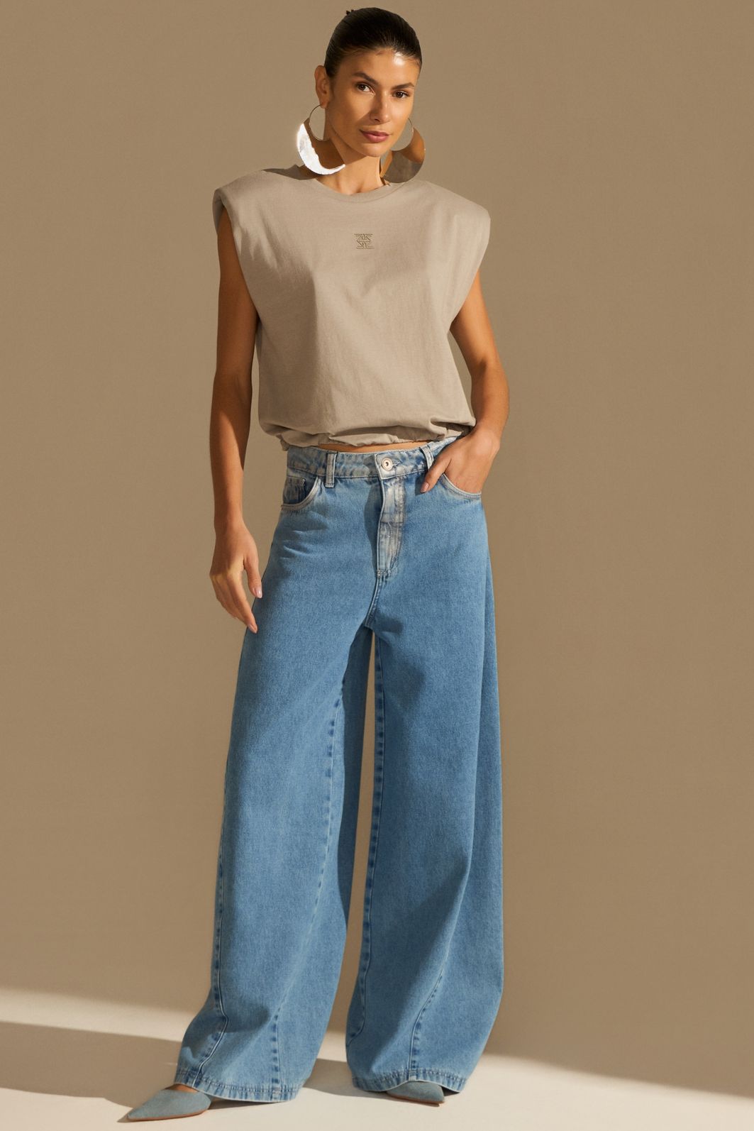 Calça wide leg em denim com leve aplicação de foil prata 94441 Linzzi Calça wide leg em denim com leve aplicação de foil prata 94441 Linzzi