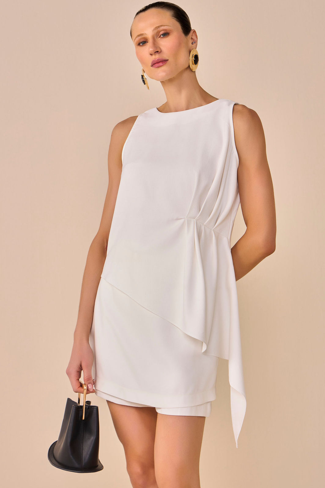 Blusa sem mangas assimétrica em crepe alfaiataria 94978 Linzzi Blusa sem mangas assimétrica em crepe alfaiataria 94978 Linzzi