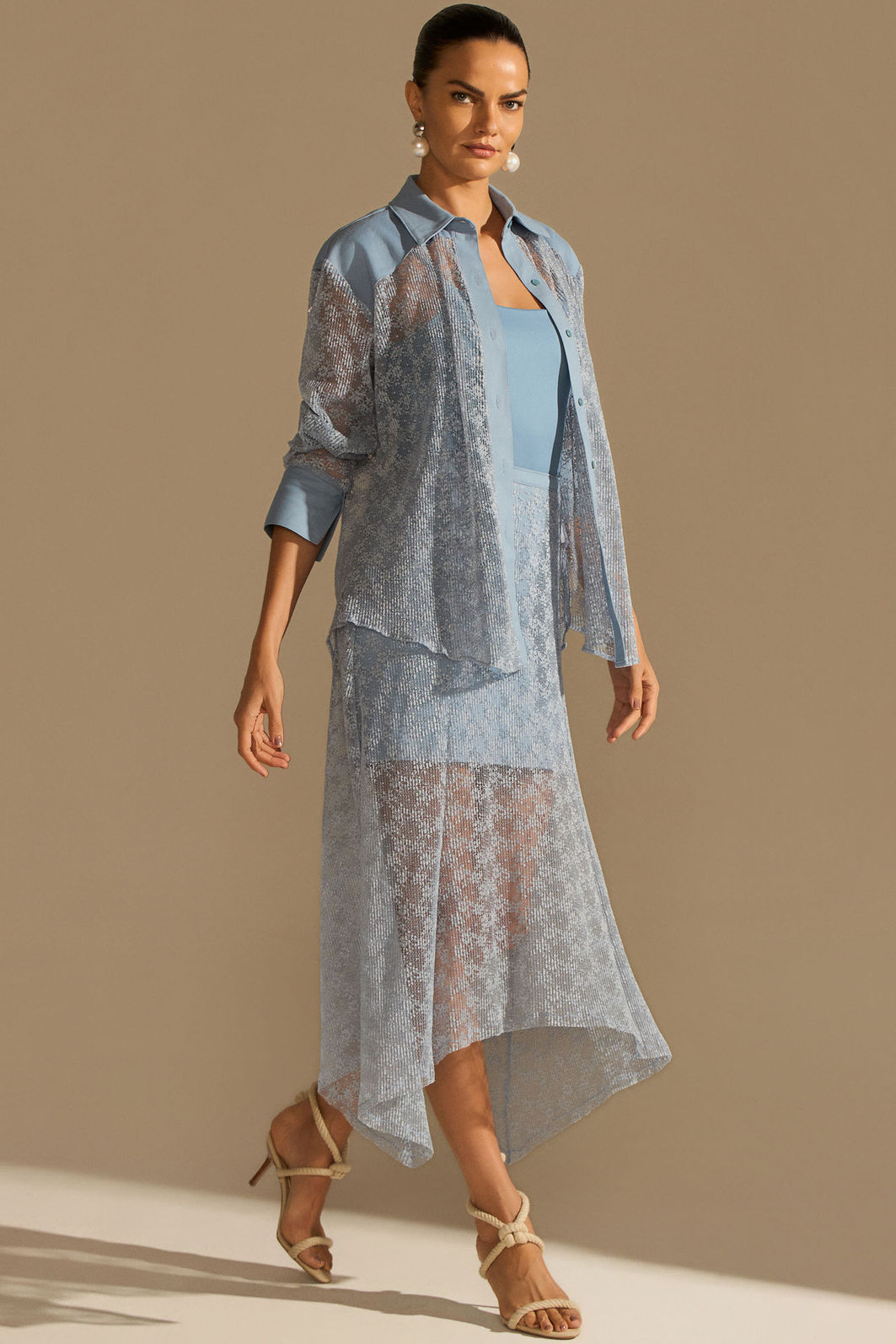 Camisa em renda plissada delicaté. Acompanha blusa de alça em malha premium 97112 Linzzi Camisa em renda plissada delicaté. Acompanha blusa de alça em malha premium 97112 Linzzi