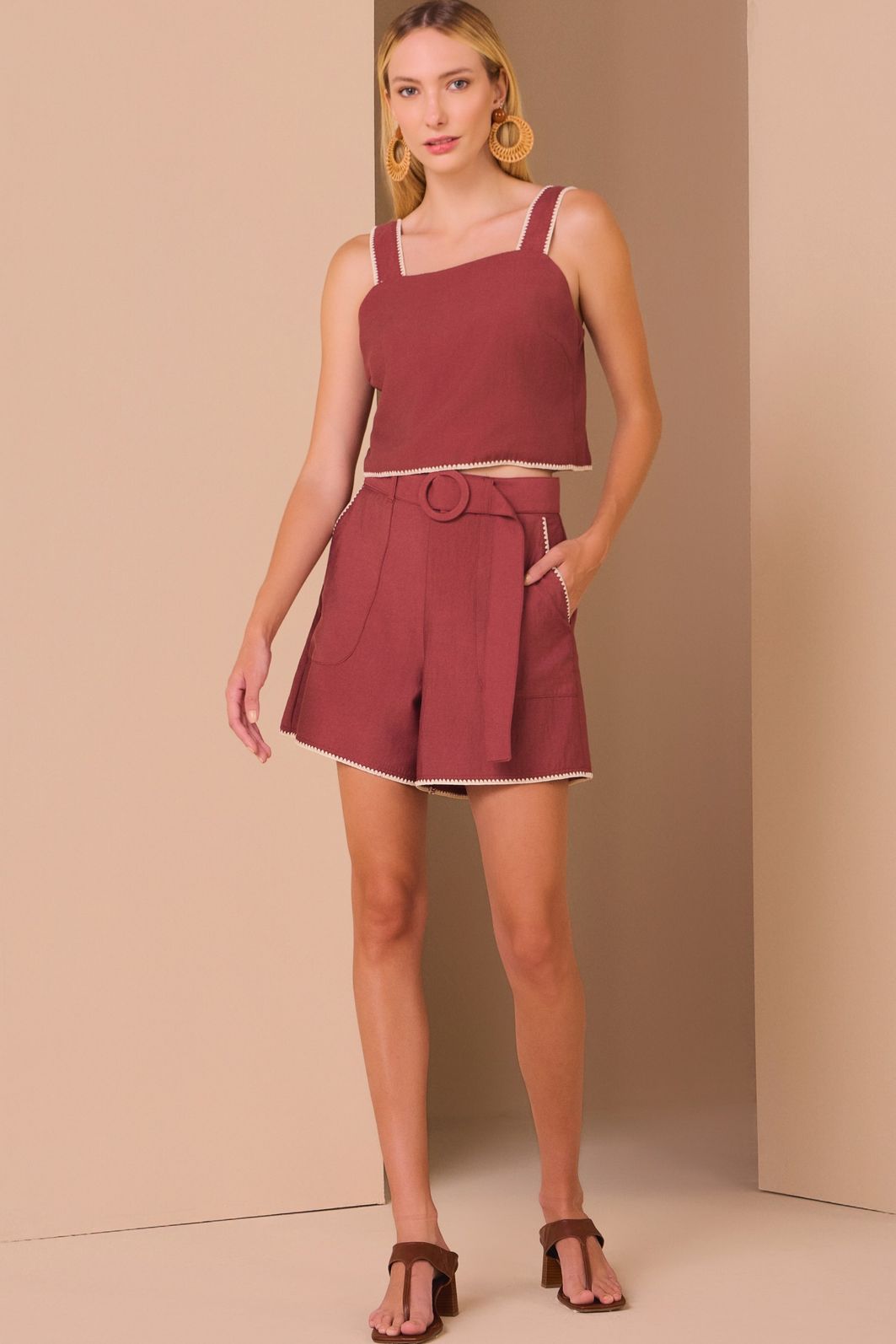 Shorts em crepe de viscose rayon. Acompanha cinto no mesmo tecido 98635 Linzzi