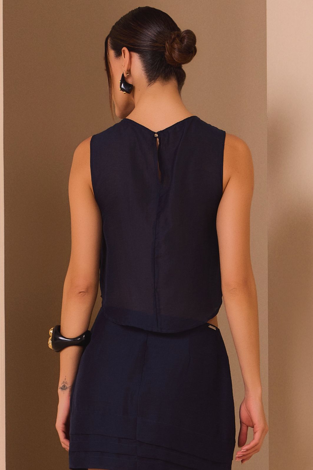 Blusa sem mangas em tecido tencel premium 98644 Linzzi Blusa sem mangas em tecido tencel premium 98644 Linzzi