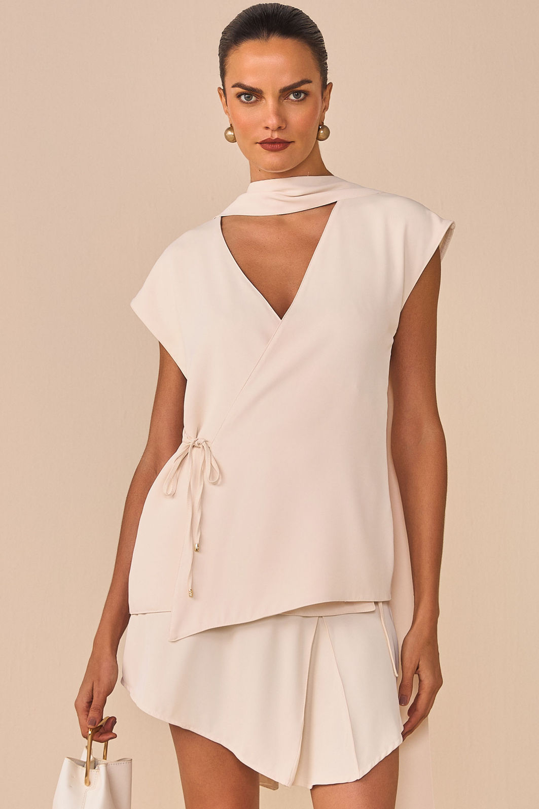 Blusa com transpasse em crepe premium alfaiataria 96763 Linzzi Blusa com transpasse em crepe premium alfaiataria 96763 Linzzi
