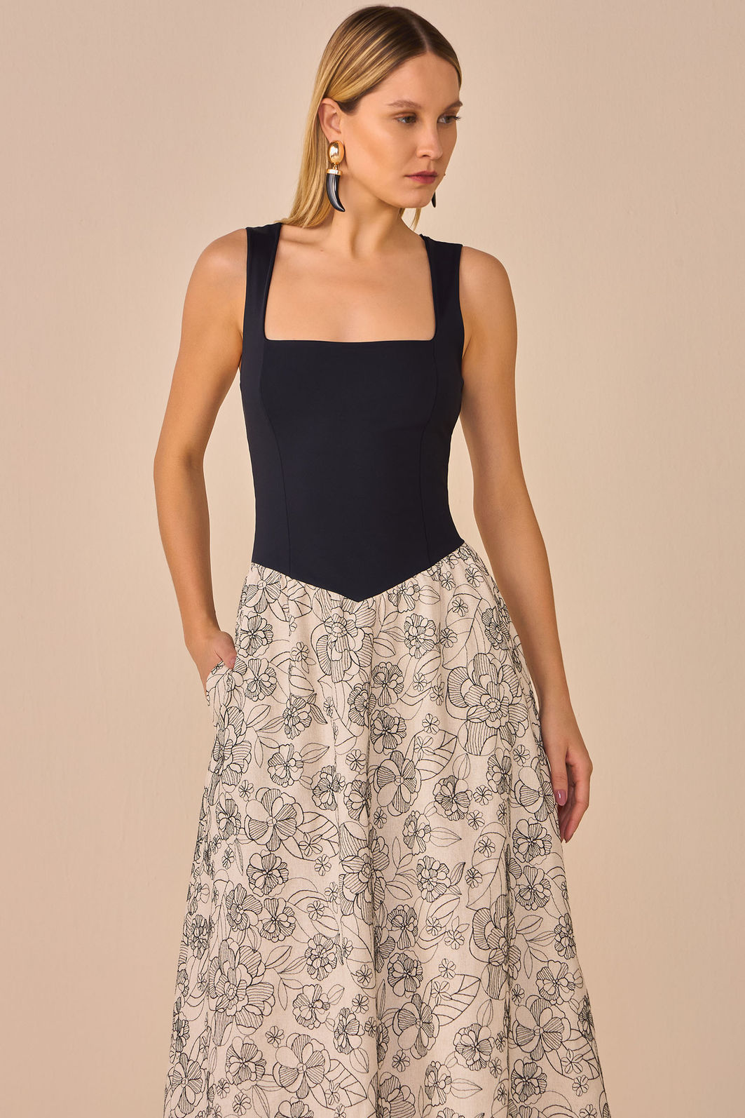 Vestido maxi midi em blend de linho bordado 96758 Linzzi Vestido maxi midi em blend de linho bordado 96758 Linzzi