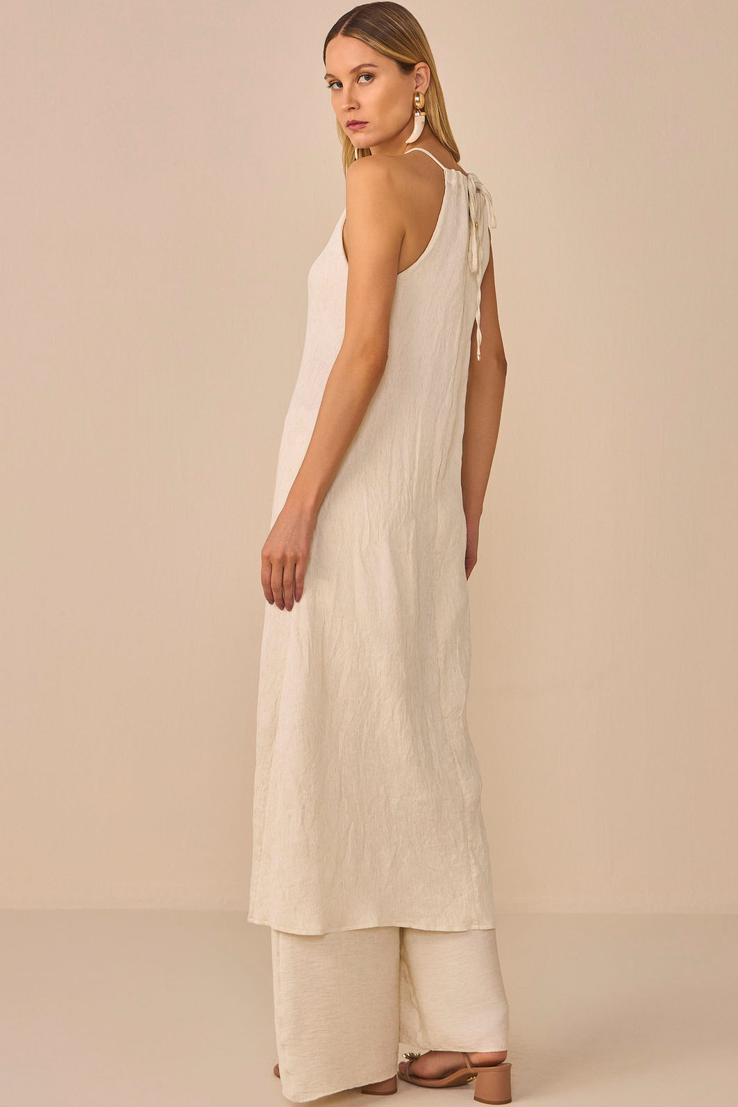 Vestido maxi midi em blend de linho com efeito levemente plissado. Acompanha saia forro 95618 Linzzi Vestido maxi midi em blend de linho com efeito levemente plissado. Acompanha saia forro 95618 Linzzi