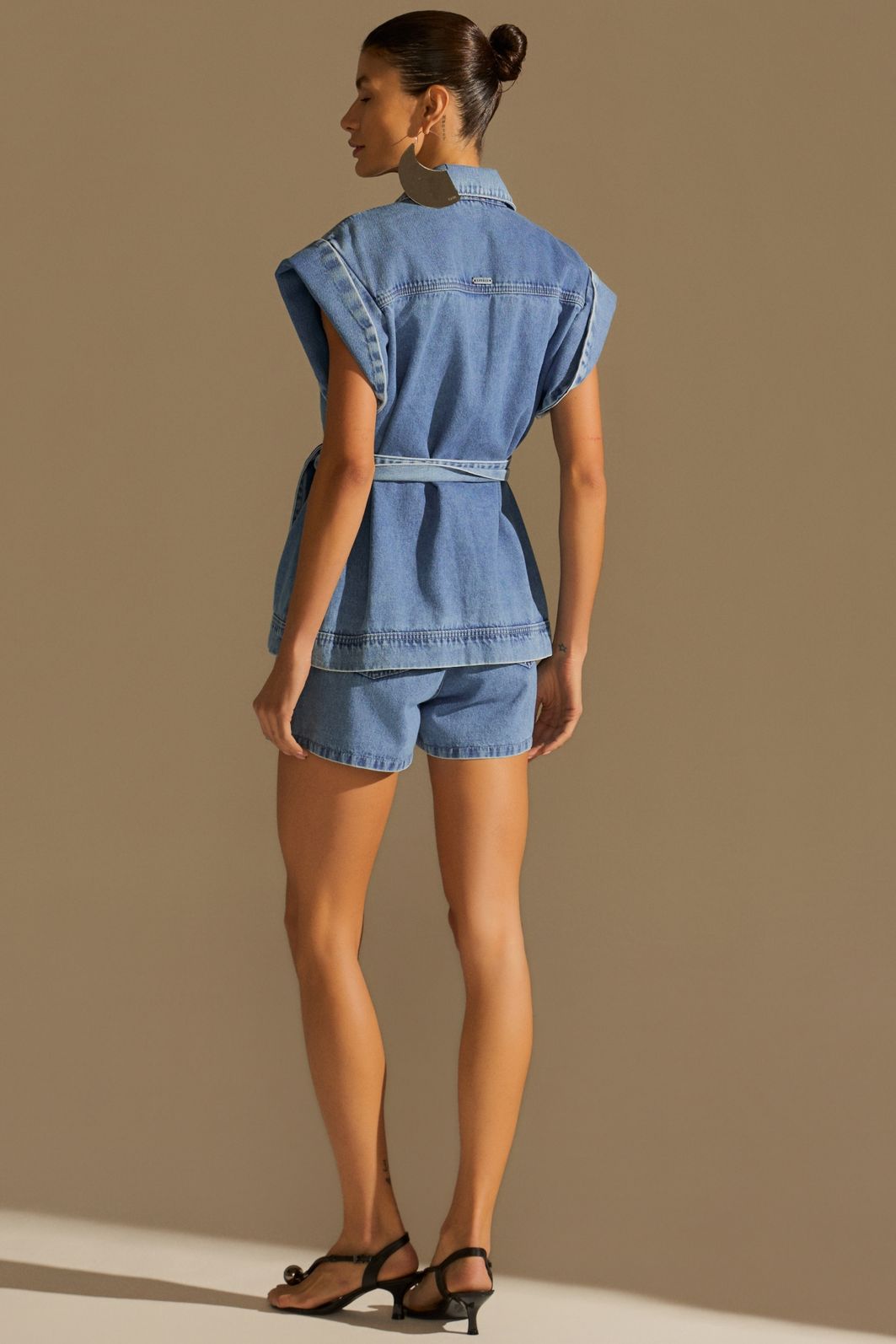 Short-saia em denim com leve aplicação de foil prata 94440 Linzzi Short-saia em denim com leve aplicação de foil prata 94440 Linzzi