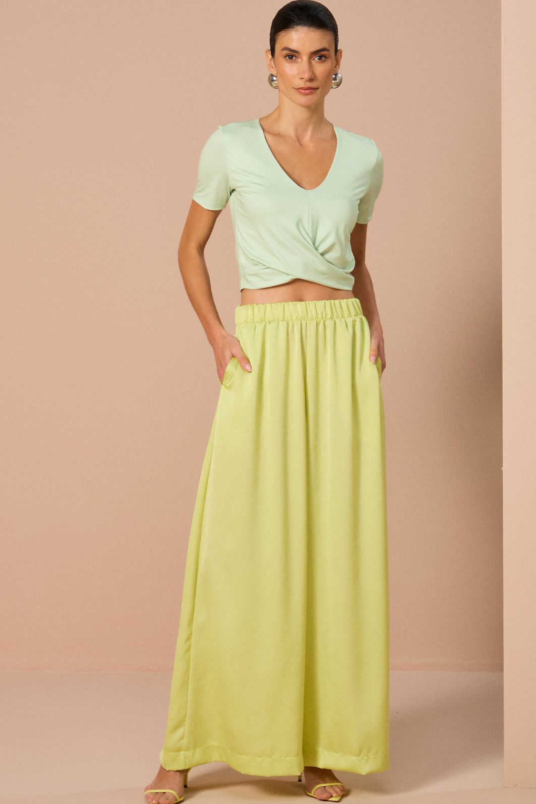 Blusa cropped com torção em malha delicate 82879 Linzzi Blusa cropped com torção em malha delicate 82879 Linzzi