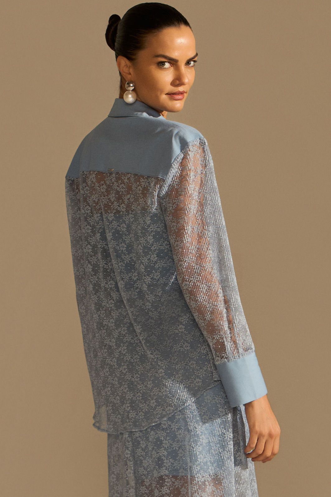 Camisa em renda plissada delicaté. Acompanha blusa de alça em malha premium 97112 Linzzi Camisa em renda plissada delicaté. Acompanha blusa de alça em malha premium 97112 Linzzi