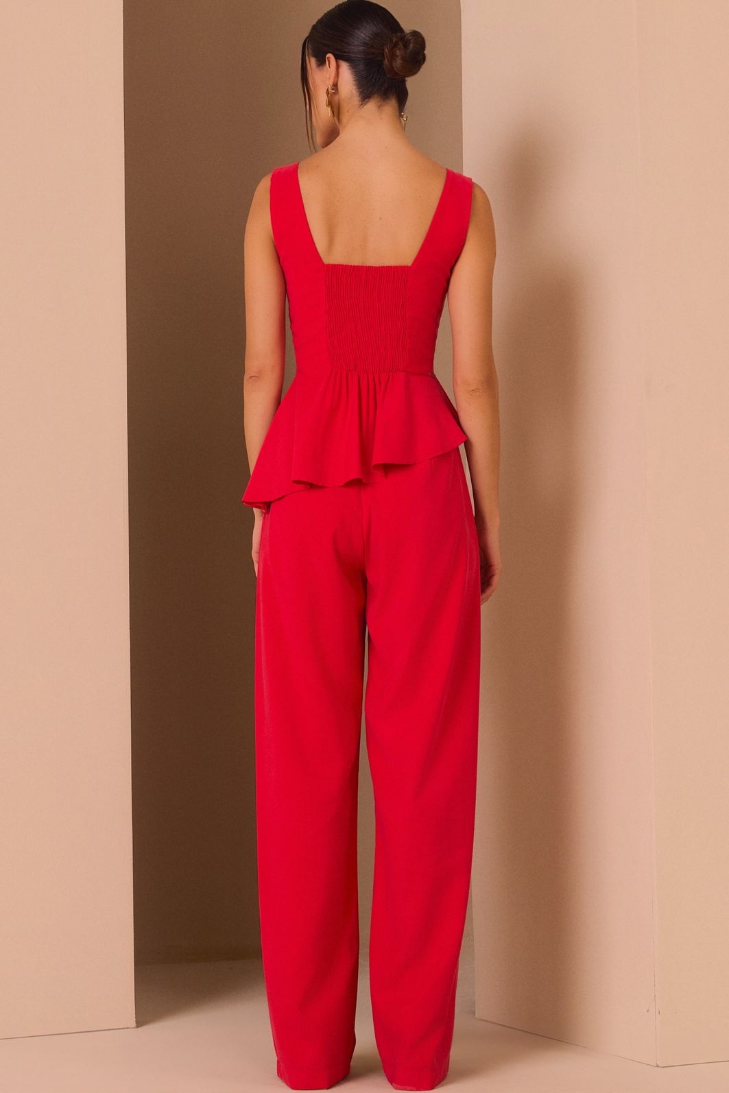 Calça reta em tecido alfaiataria peach touch. Acompanha cinto no mesmo tecido 97886 Linzzi Calça reta em tecido alfaiataria peach touch. Acompanha cinto no mesmo tecido 97886 Linzzi