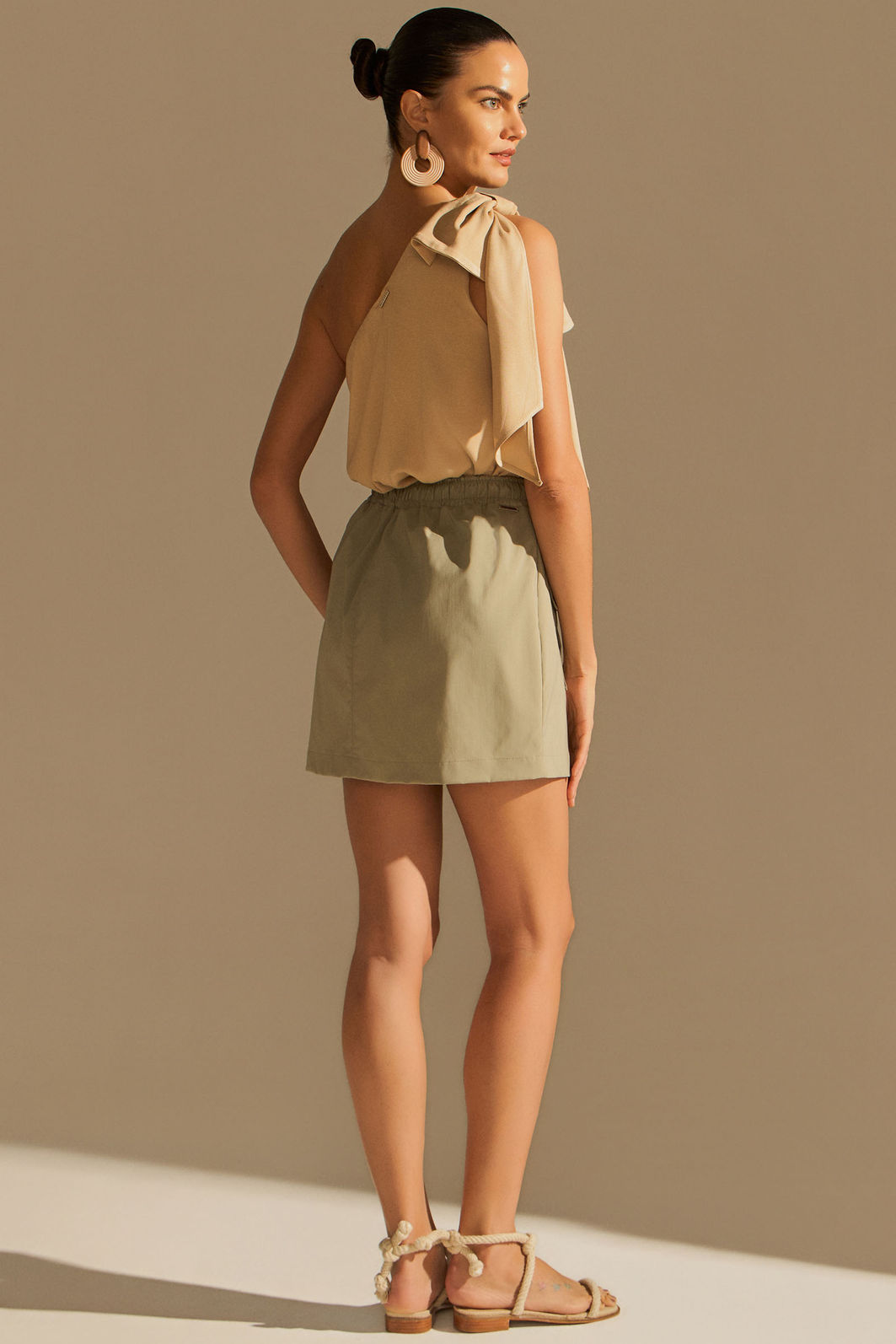 Blusa assimétrica com laço em crepe 96746 Linzzi Blusa assimétrica com laço em crepe 96746 Linzzi