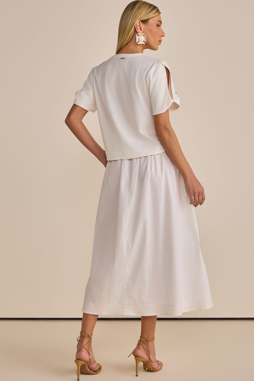 Blusa em meia malha com aplicação de pedrarias 90240 Linzzi Blusa em meia malha com aplicação de pedrarias 90240 Linzzi