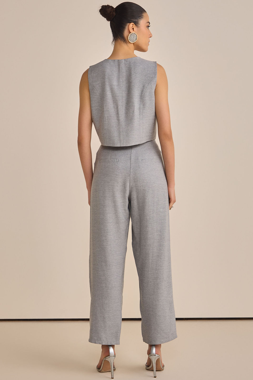 Calça assimétrica em tecido estilo alfaiataria 89081 Linzzi Calça assimétrica em tecido estilo alfaiataria 89081 Linzzi