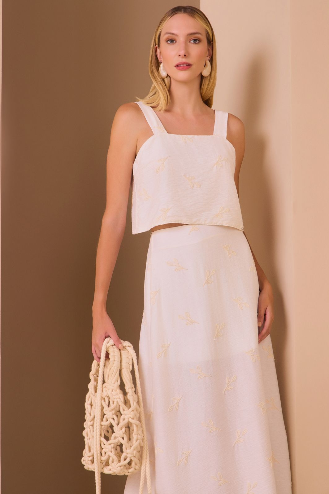 Blusa em blend de linho bordado premium 98651 Linzzi Blusa em blend de linho bordado premium 98651 Linzzi