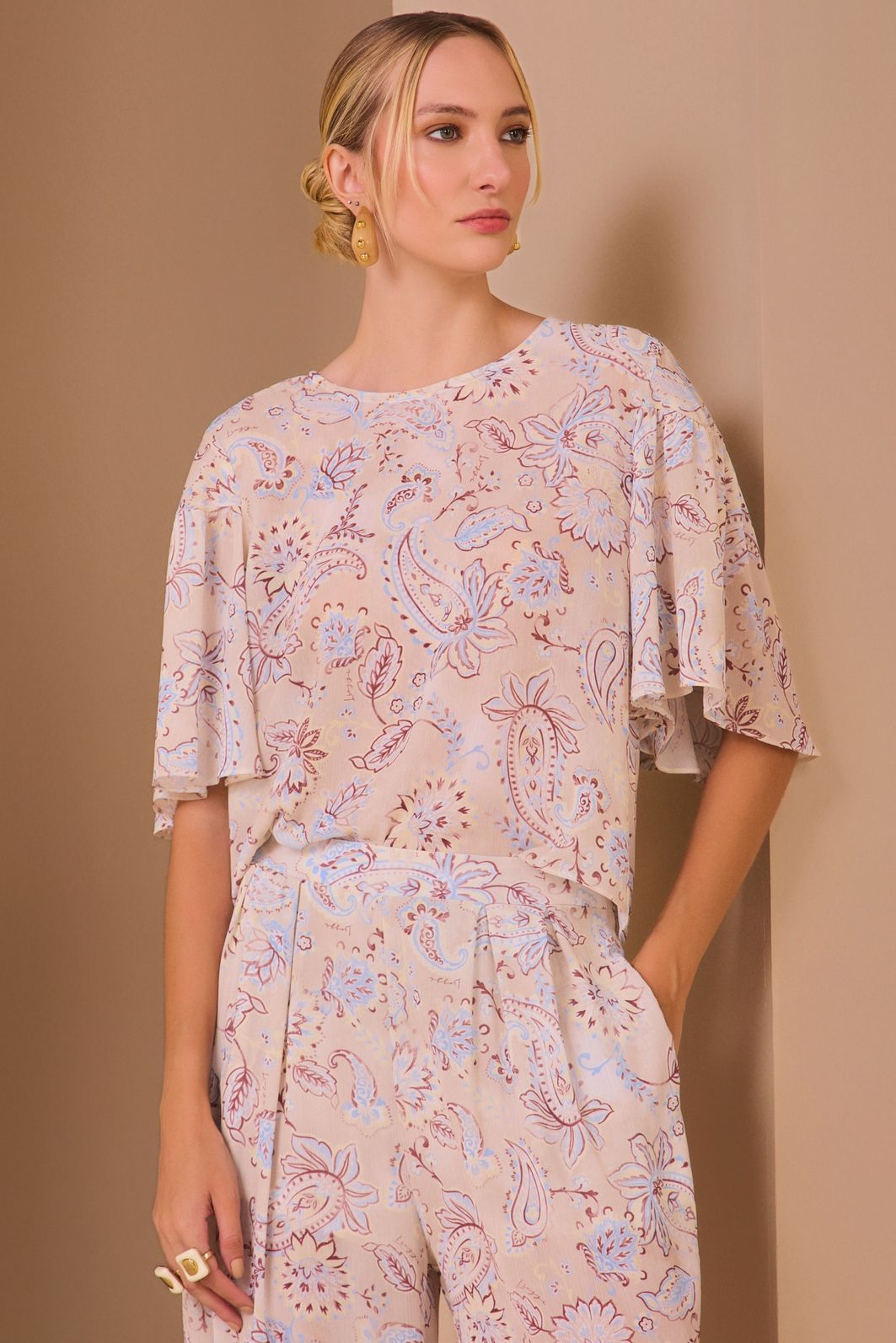 Blusa em chiffon texturizado com estampa exclusiva 98921 Linzzi Blusa em chiffon texturizado com estampa exclusiva 98921 Linzzi