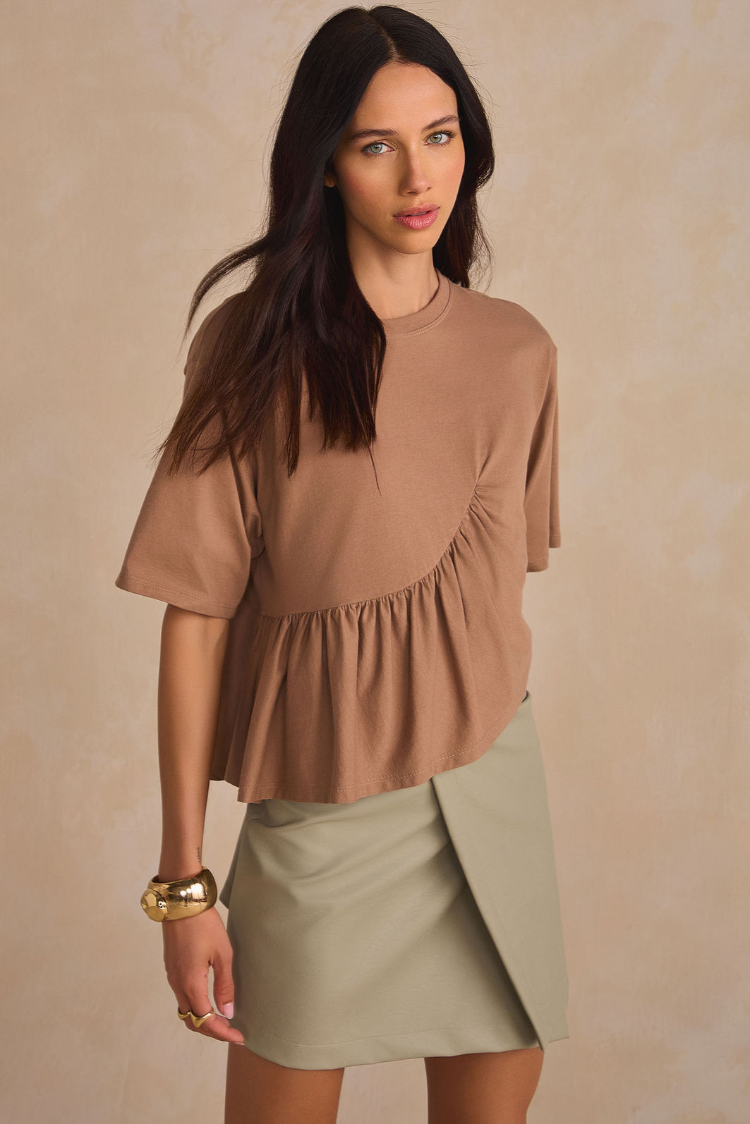 Blusa assimétrica em meia malha 90243 Linzzi Blusa assimétrica em meia malha 90243 Linzzi