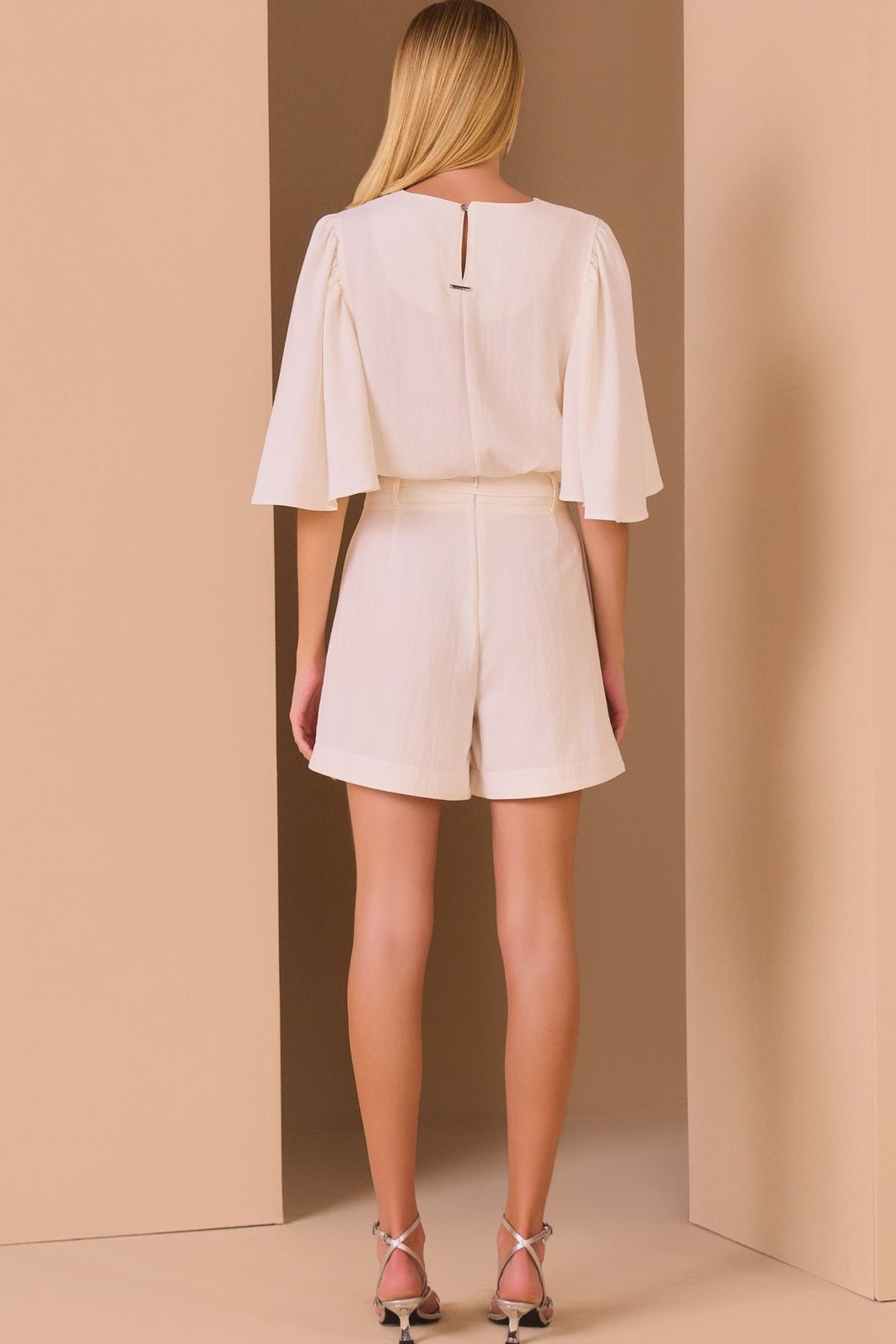 Shorts em tecido premium alfaiataria de viscose. Acompanha cinto no mesmo tecido 98101 Linzzi Shorts em tecido premium alfaiataria de viscose. Acompanha cinto no mesmo tecido 98101 Linzzi