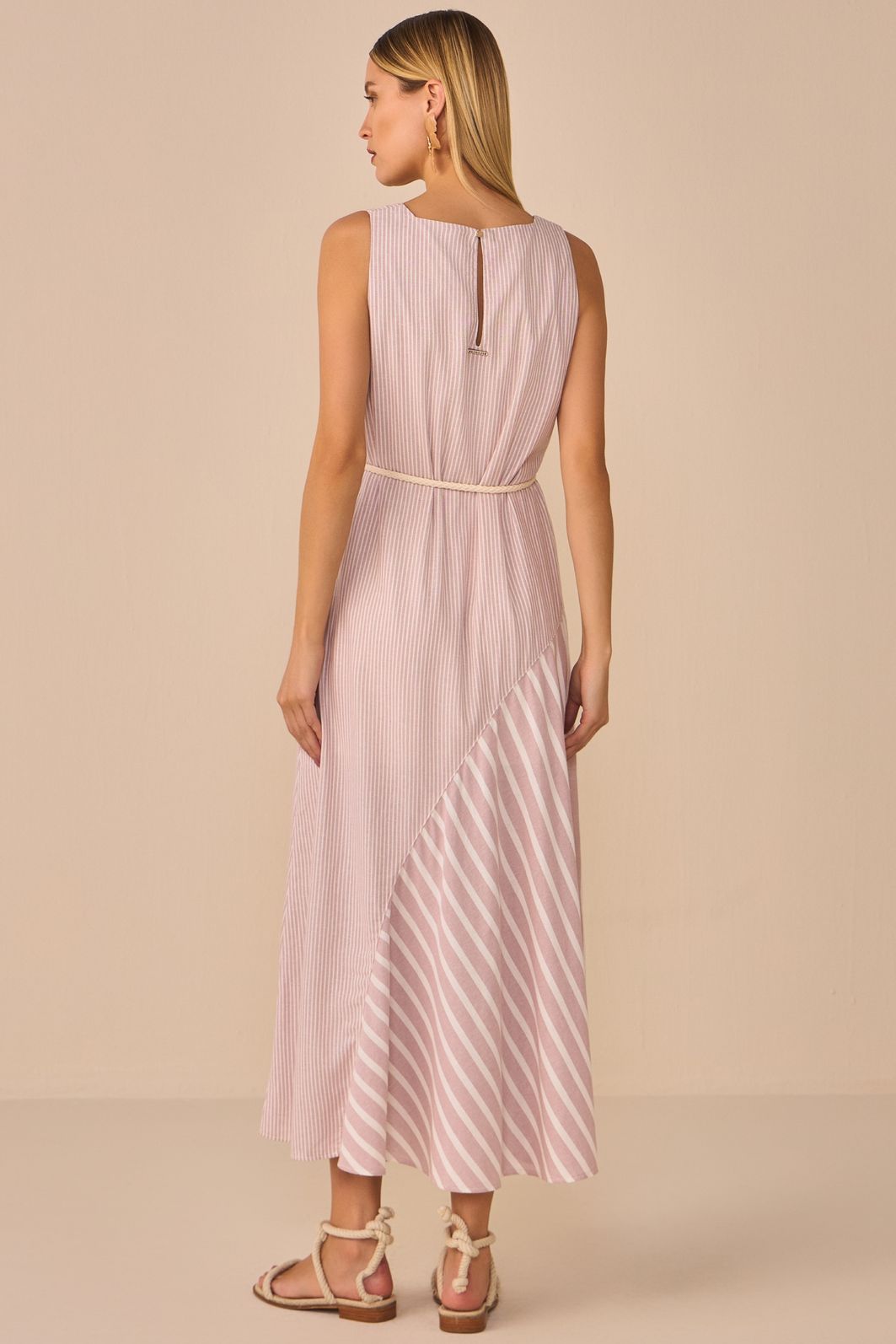 Vestido maxi midi em blend de linho listrado. Acompanha cinto 94730 Linzzi Vestido maxi midi em blend de linho listrado. Acompanha cinto 94730 Linzzi