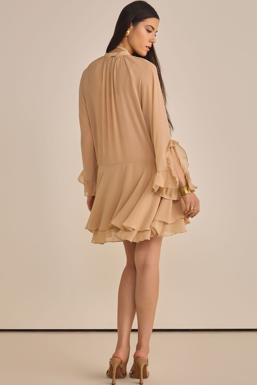 Vestido com babados em crepe silk. Acompanha vestido forro em malha 89852 Linzzi Vestido com babados em crepe silk. Acompanha vestido forro em malha 89852 Linzzi
