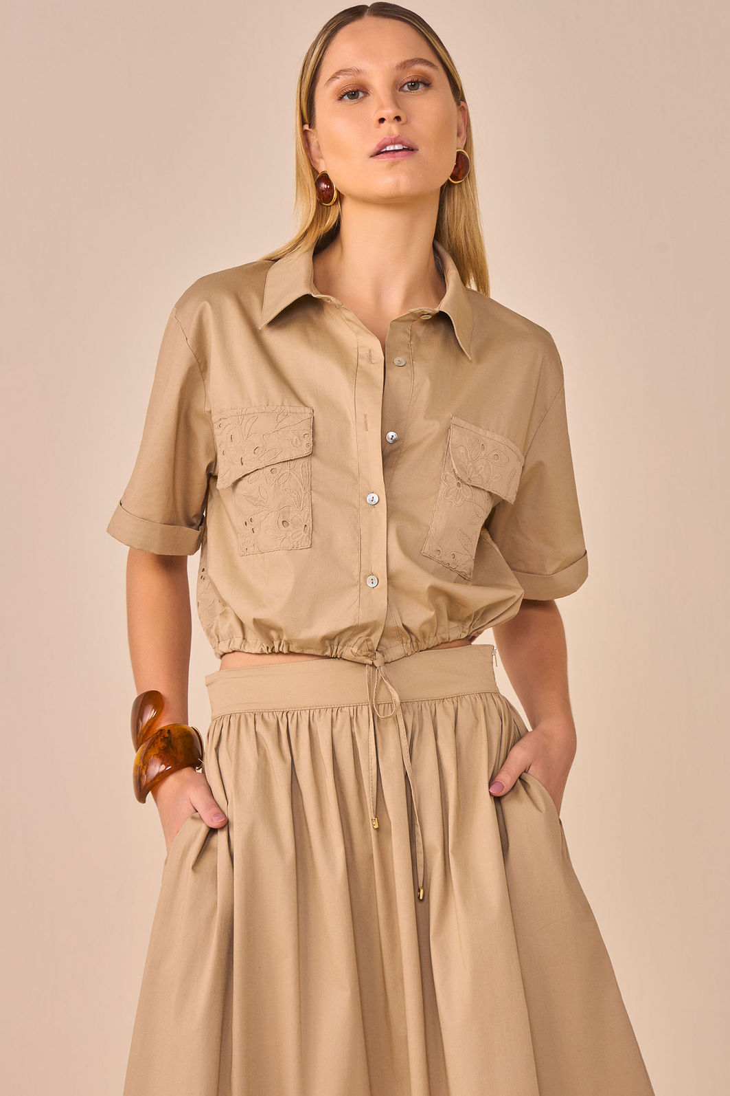 Camisa em tricoline premium com elastano e detalhes em lasie de algodão 95850 Linzzi Camisa em tricoline premium com elastano e detalhes em lasie de algodão 95850 Linzzi