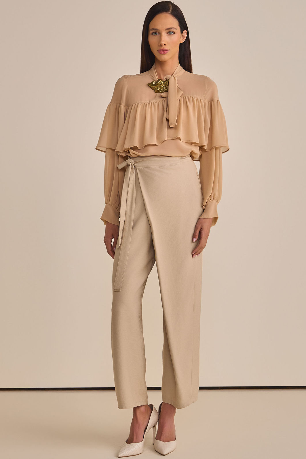 Calça assimétrica em tecido estilo alfaiataria 89081 Linzzi Calça assimétrica em tecido estilo alfaiataria 89081 Linzzi