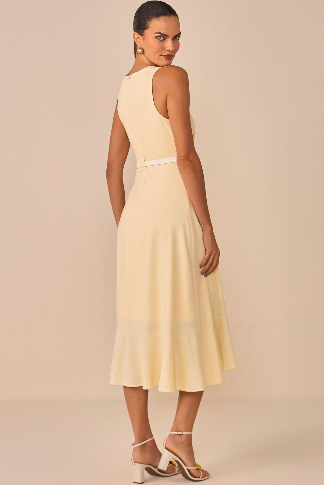 Vestido midi em blend de linho. Acompanha cinto 95634 Linzzi Vestido midi em blend de linho. Acompanha cinto 95634 Linzzi
