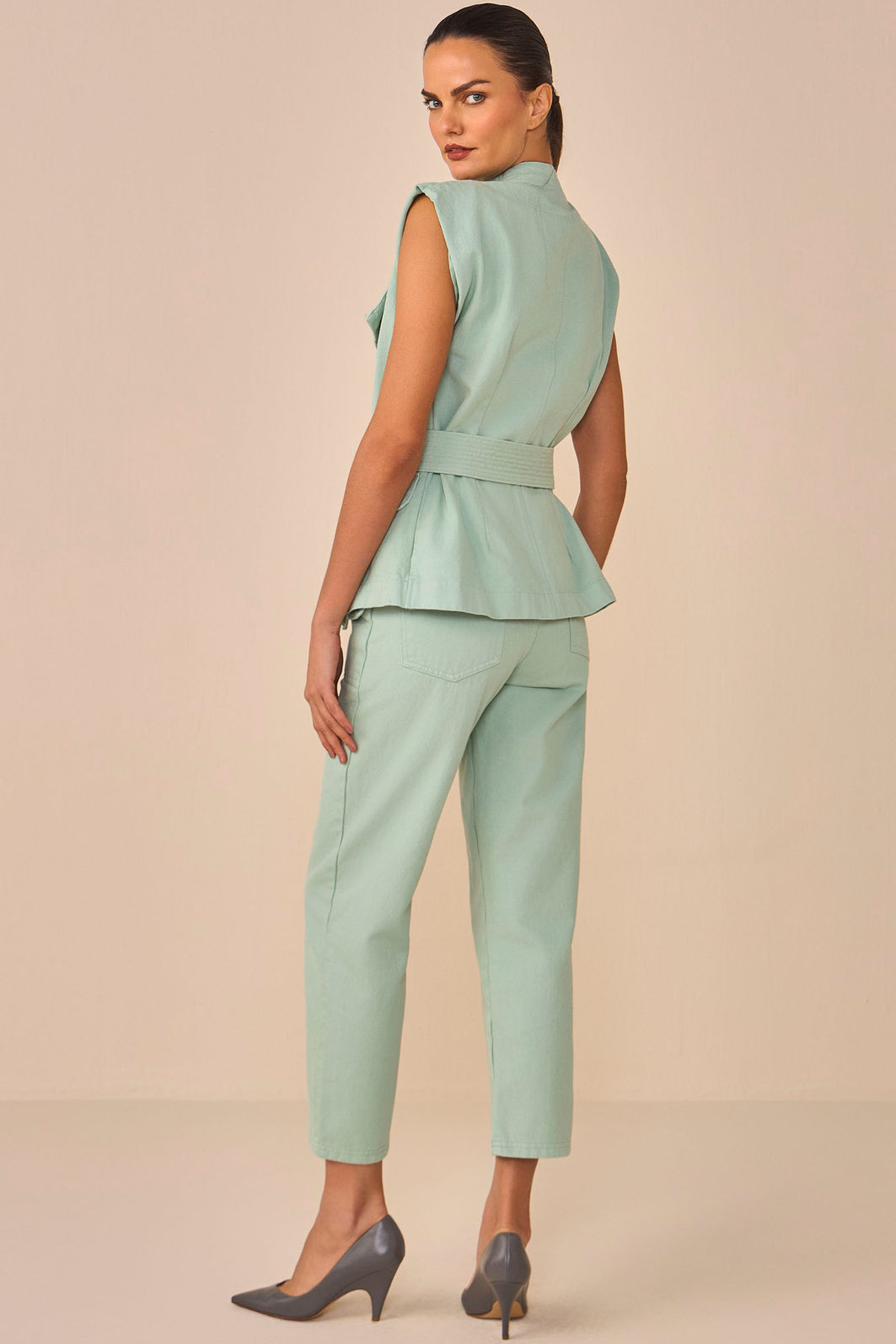 Calça slouchy em sarja. Acompanha cinto 95270 Linzzi Calça slouchy em sarja. Acompanha cinto 95270 Linzzi