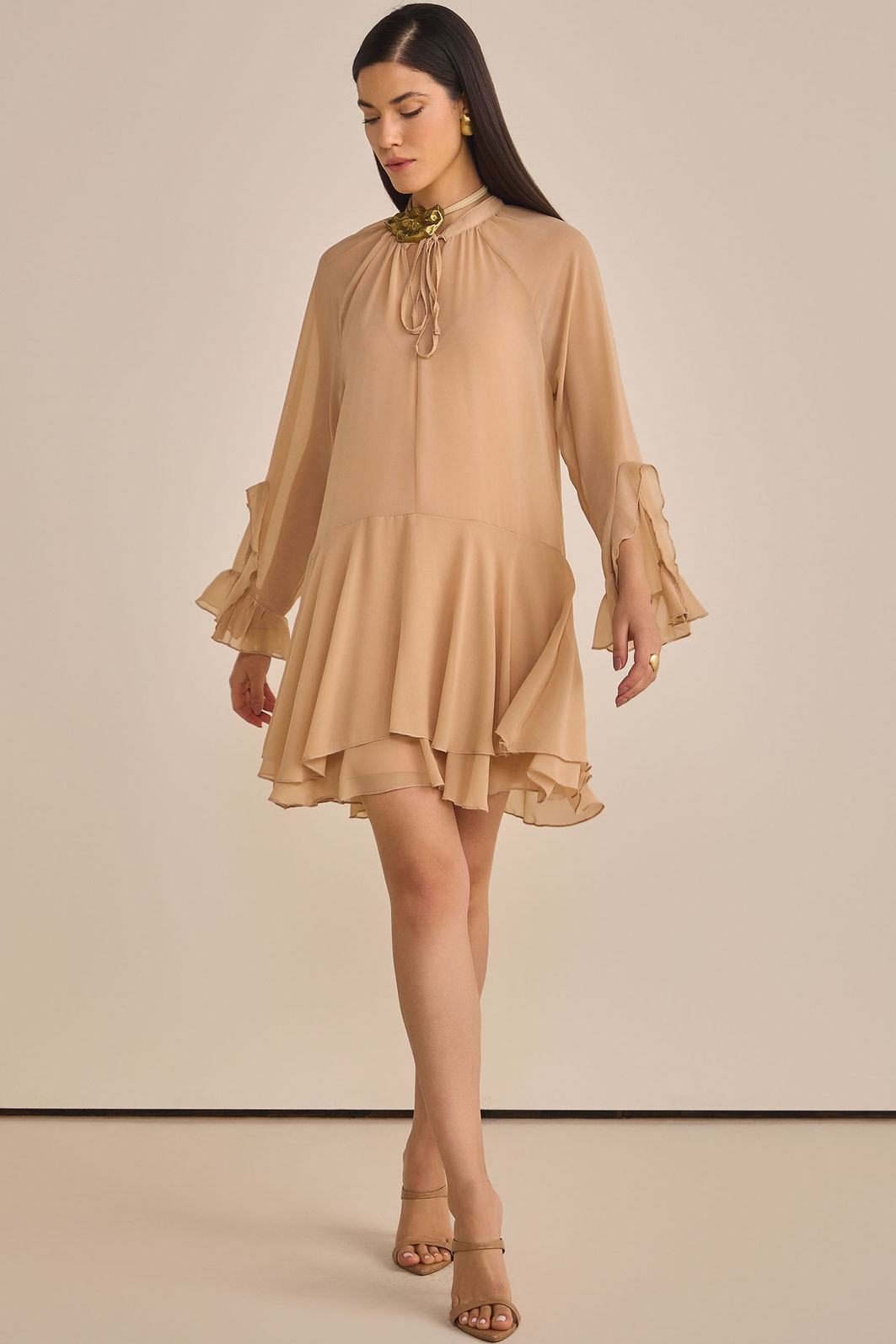 Vestido com babados em crepe silk. Acompanha vestido forro em malha 89852 Linzzi Vestido com babados em crepe silk. Acompanha vestido forro em malha 89852 Linzzi
