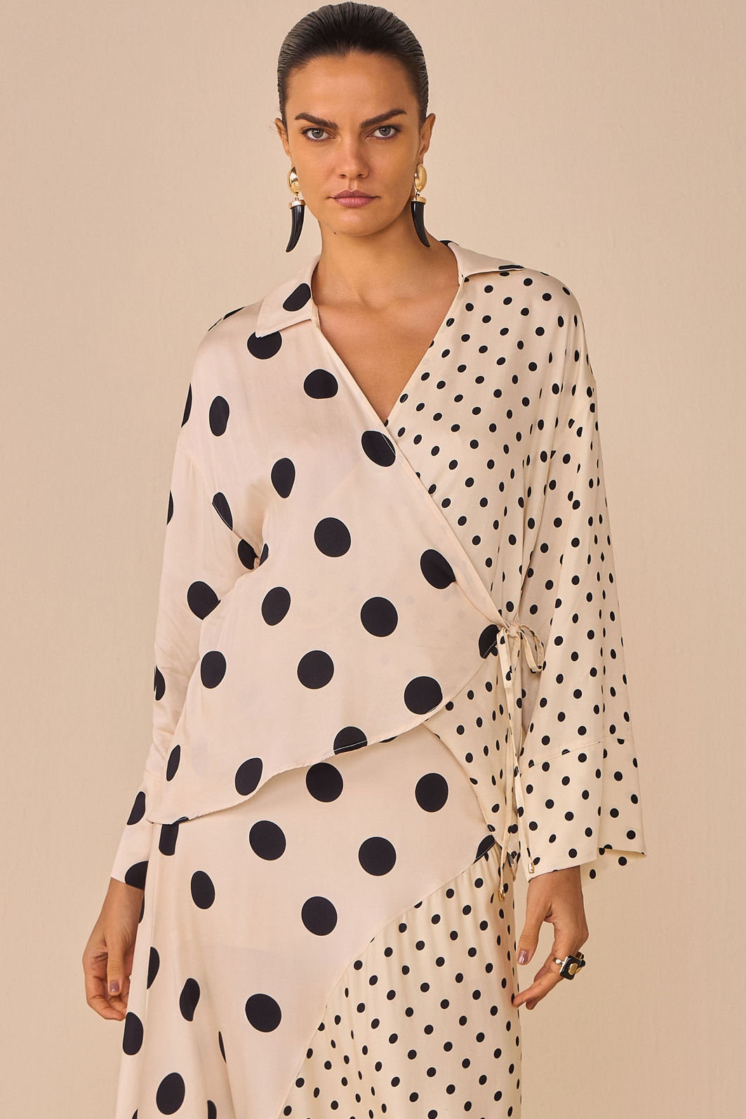 Camisa kimono em crepe acetinado com estampa digital 97210 Linzzi Camisa kimono em crepe acetinado com estampa digital 97210 Linzzi