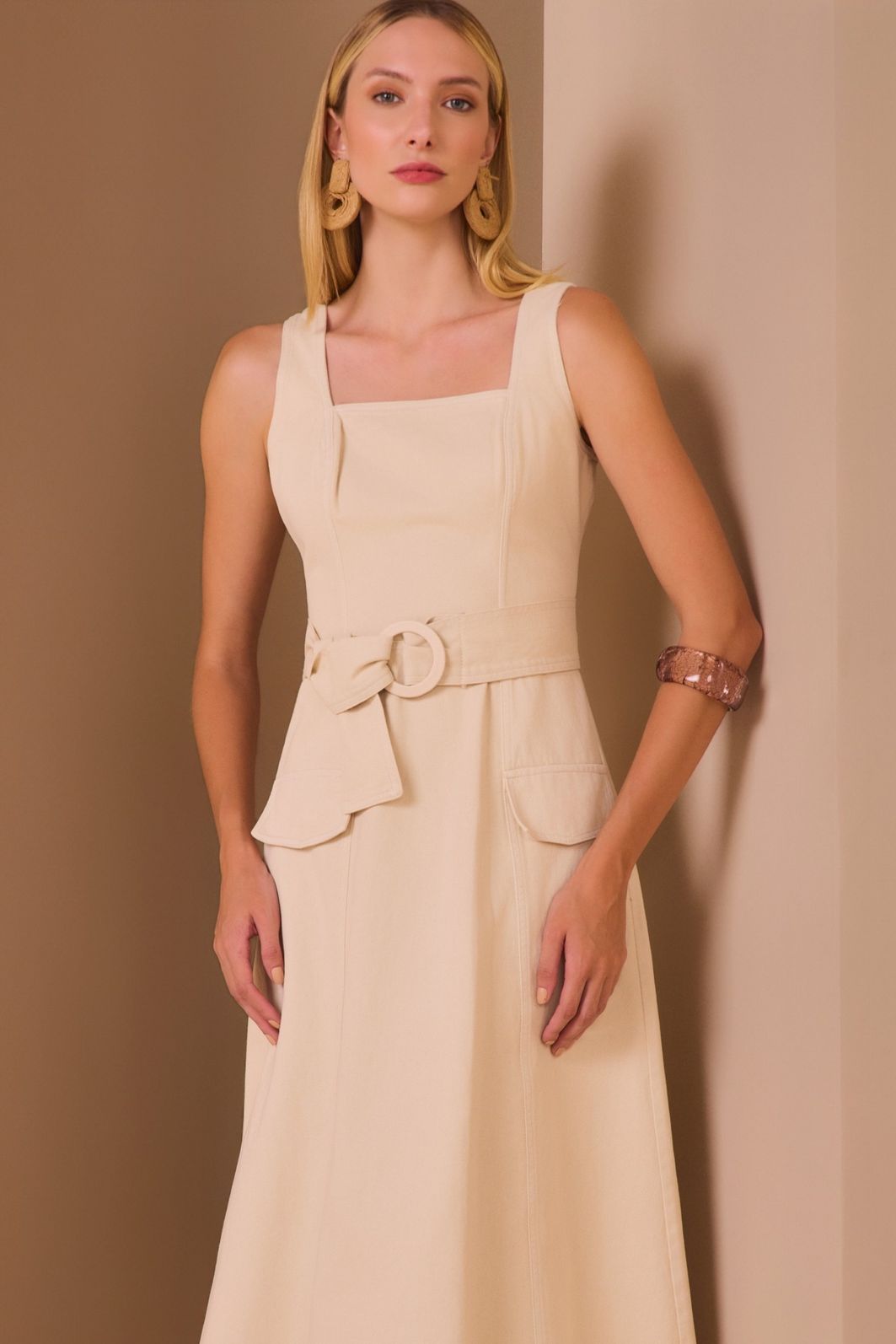 Vestido midi em sarja. Acompanha cinto no mesmo tecido. 97738 Linzzi Vestido midi em sarja. Acompanha cinto no mesmo tecido. 97738 Linzzi