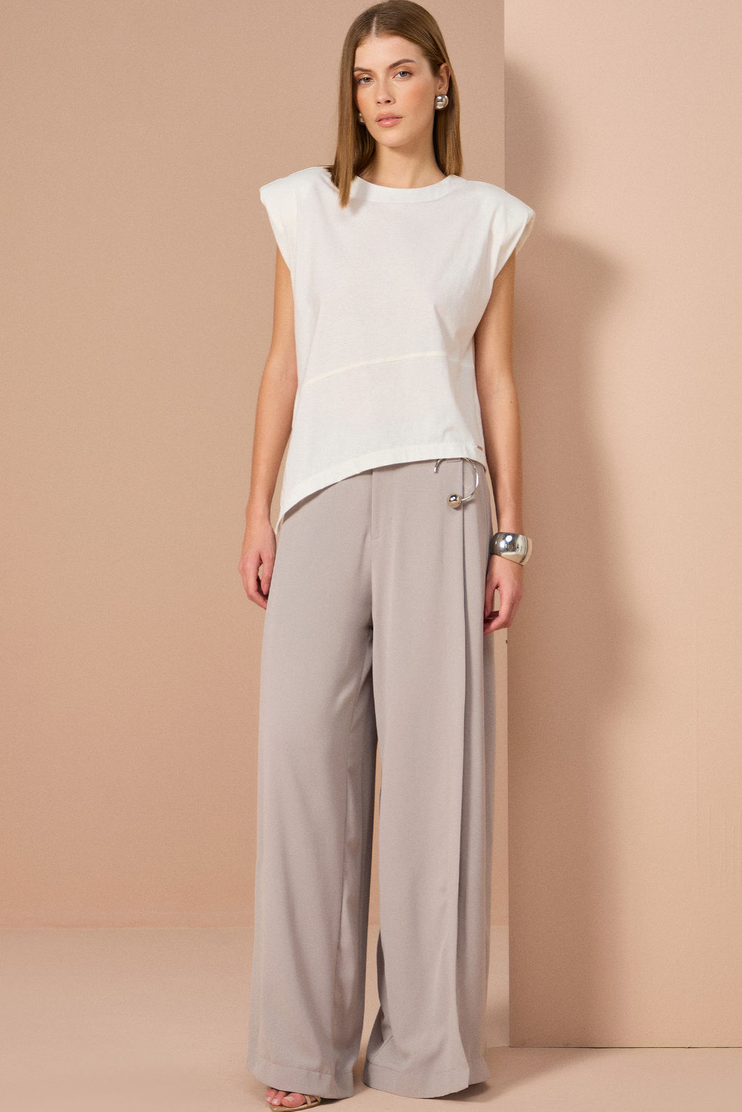 Calça pantalona em crepe estilo alfaiataria. Acompanha shorts forro 84044 Linzzi