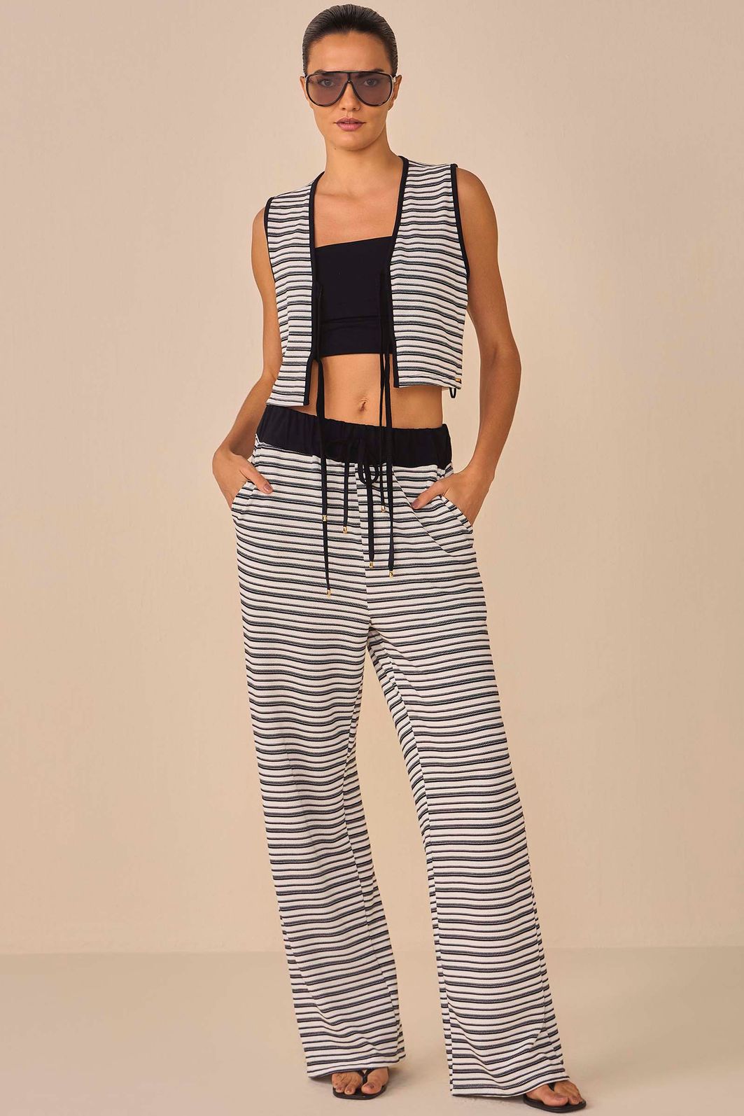Colete em tricot leve listrado. Acompanha top em malha 94981 Linzzi Colete em tricot leve listrado. Acompanha top em malha 94981 Linzzi