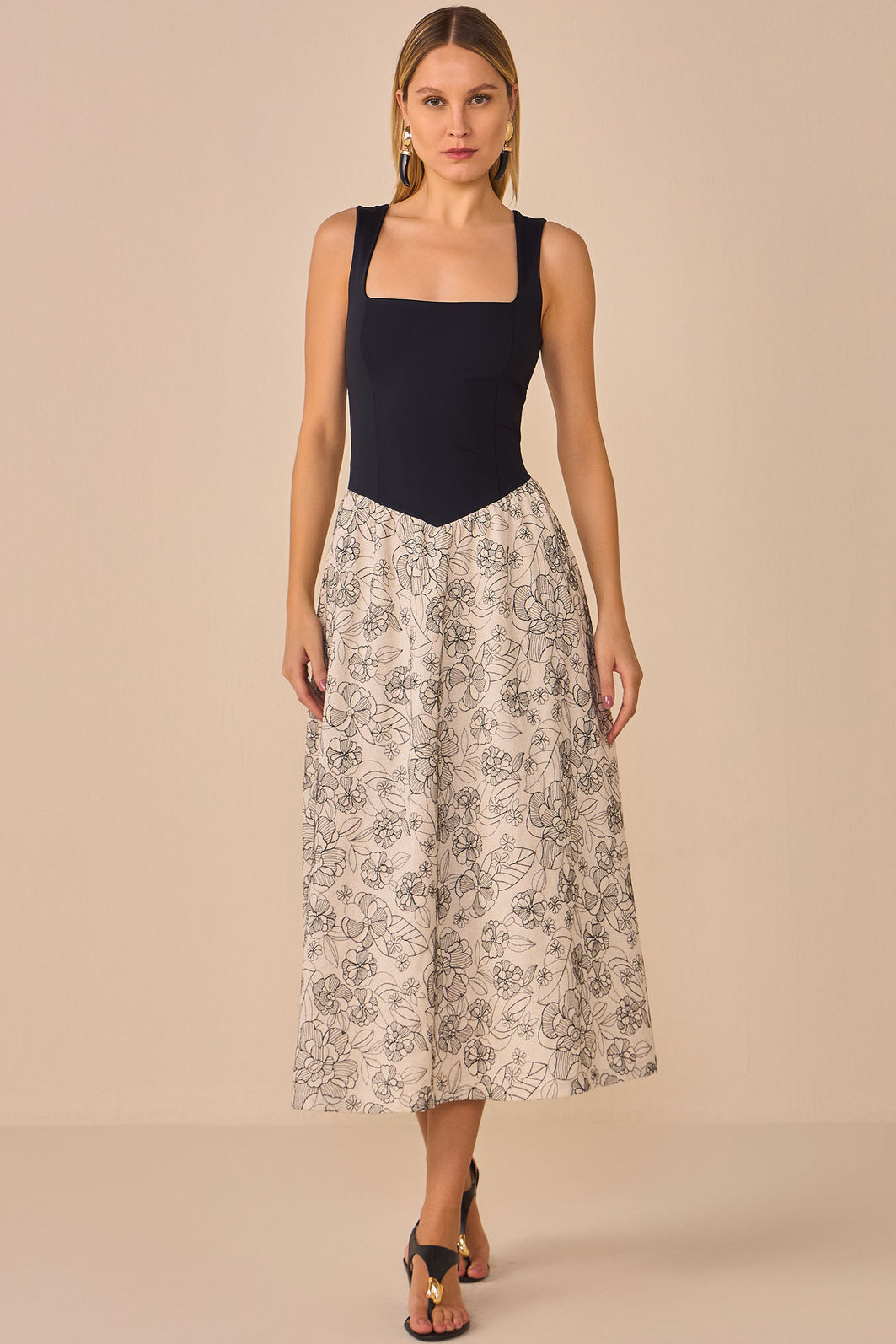 Vestido maxi midi em blend de linho bordado 96758 Linzzi Vestido maxi midi em blend de linho bordado 96758 Linzzi