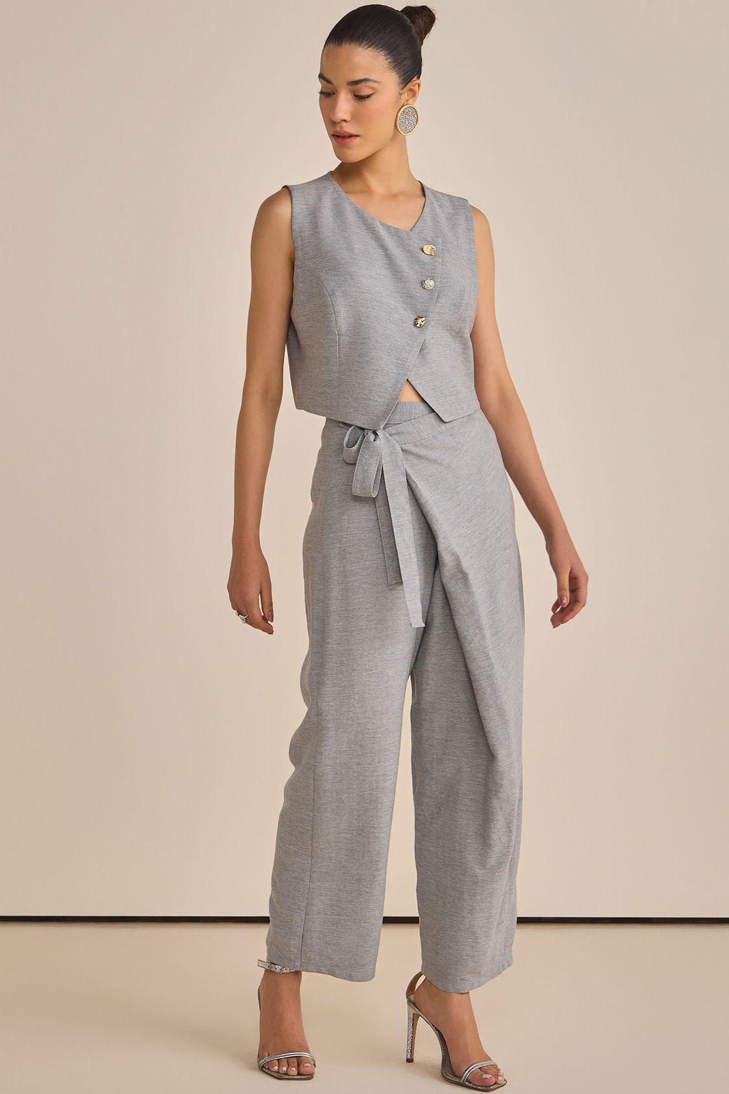 Calça assimétrica em tecido estilo alfaiataria 89081 Linzzi Calça assimétrica em tecido estilo alfaiataria 89081 Linzzi