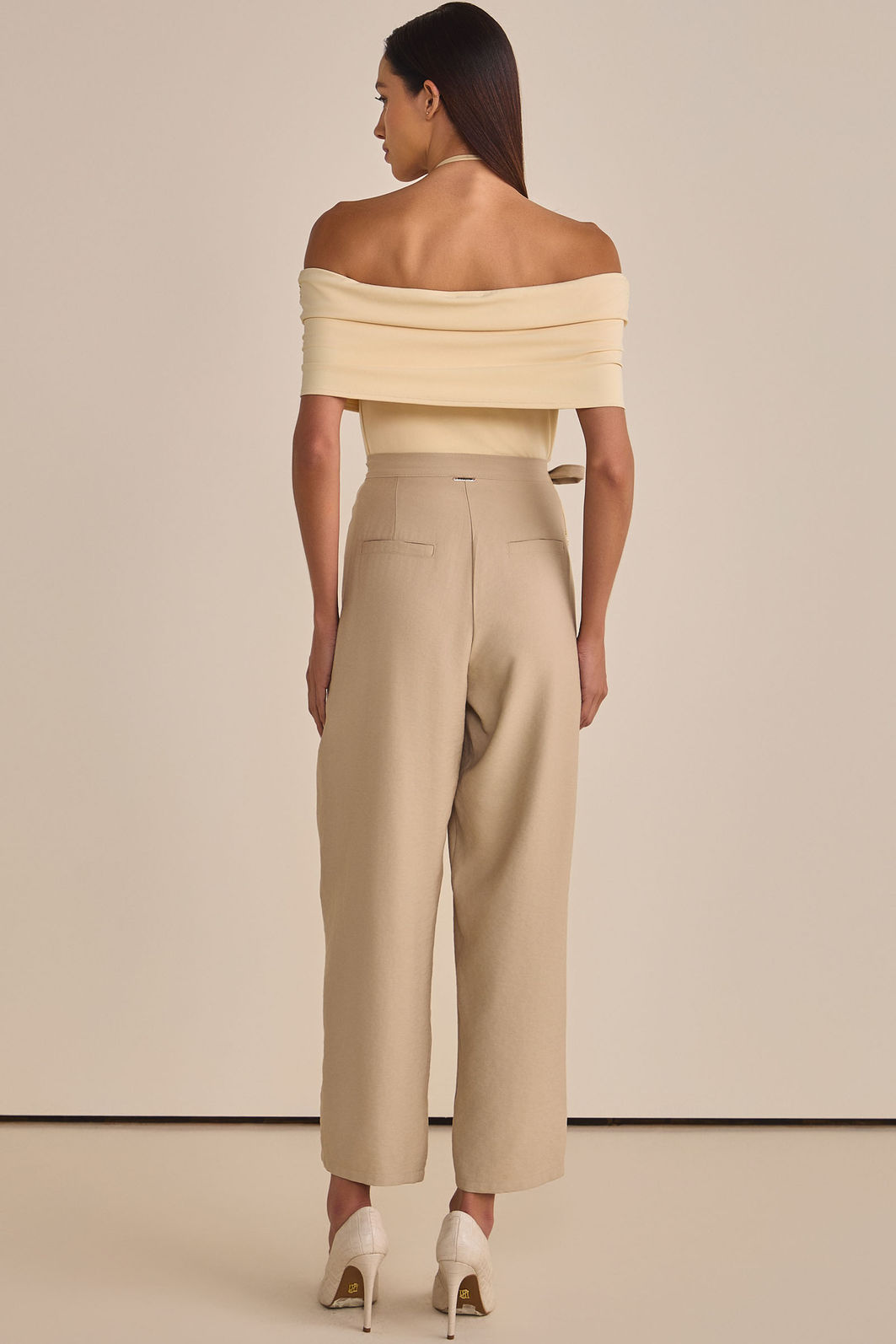 Calça assimétrica em tecido estilo alfaiataria 89081 Linzzi Calça assimétrica em tecido estilo alfaiataria 89081 Linzzi