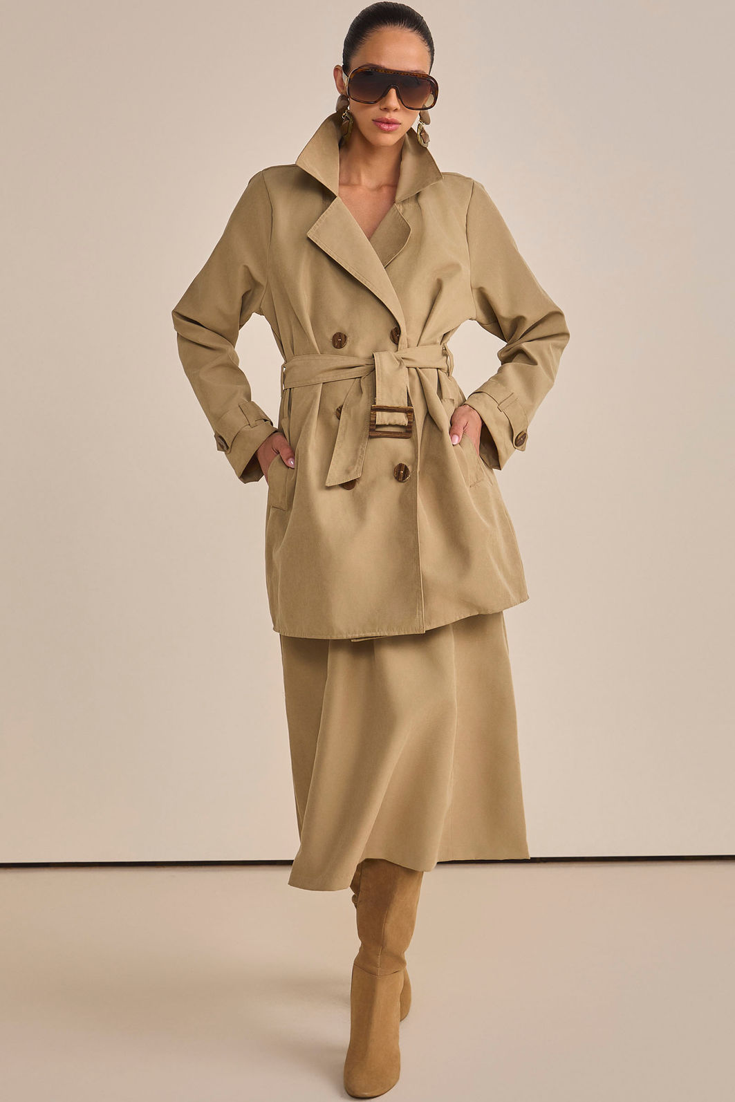 Trench coat em sarja leve com cinto 89856 Linzzi Trench coat em sarja leve com cinto 89856 Linzzi