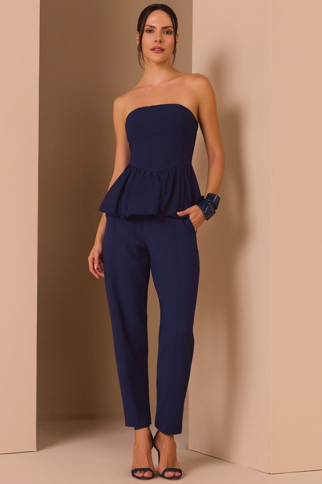 Blusa sem alças em tecido alfaiataria premium 98640 Linzzi Blusa sem alças em tecido alfaiataria premium 98640 Linzzi