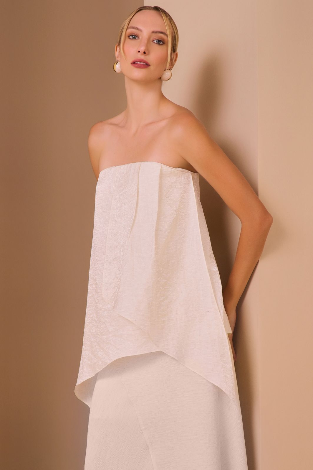 Blusa sem alças em tecido de viscose acetinado premium 99296 Linzzi Blusa sem alças em tecido de viscose acetinado premium 99296 Linzzi
