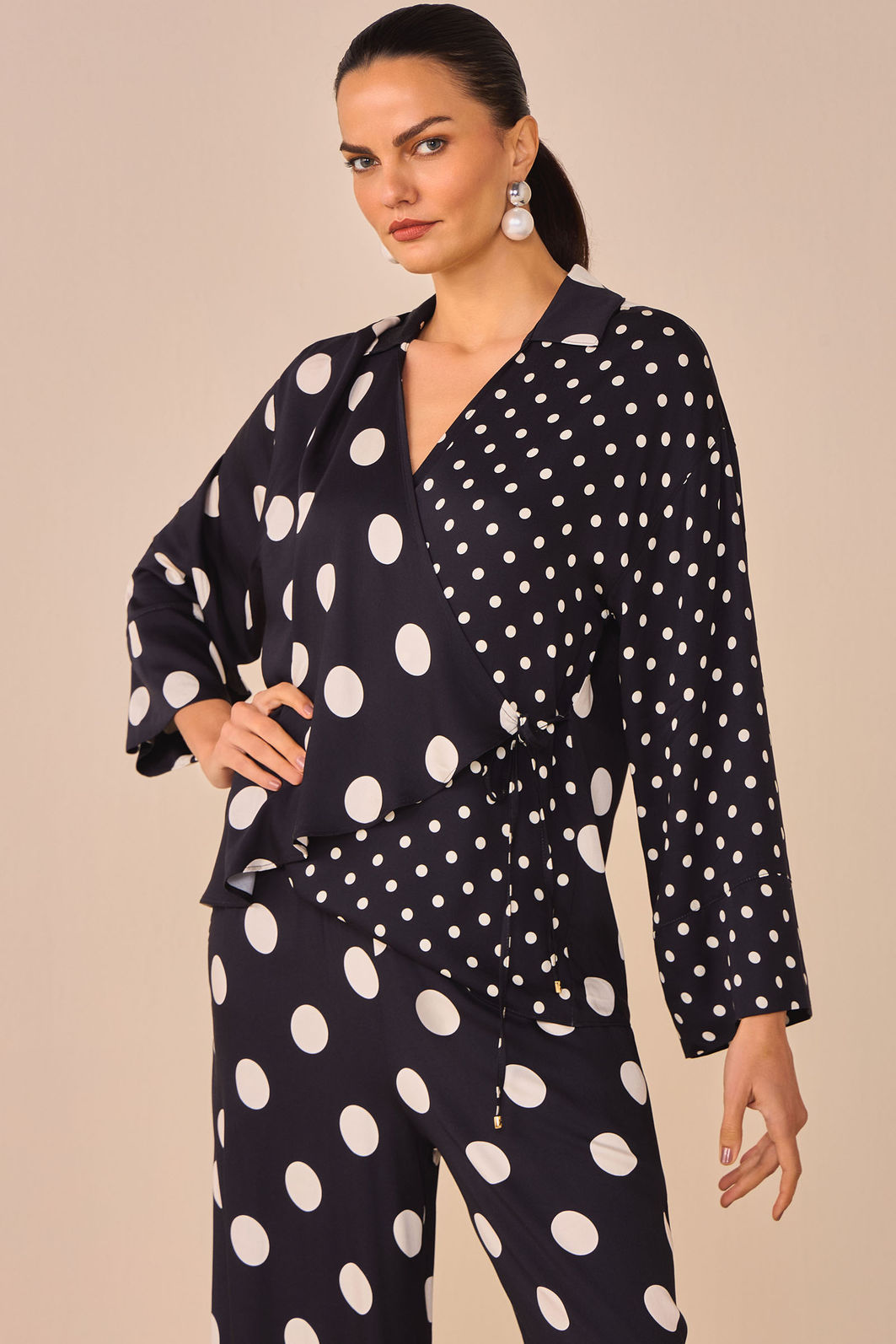Camisa kimono em crepe acetinado com estampa digital 97210 Linzzi Camisa kimono em crepe acetinado com estampa digital 97210 Linzzi