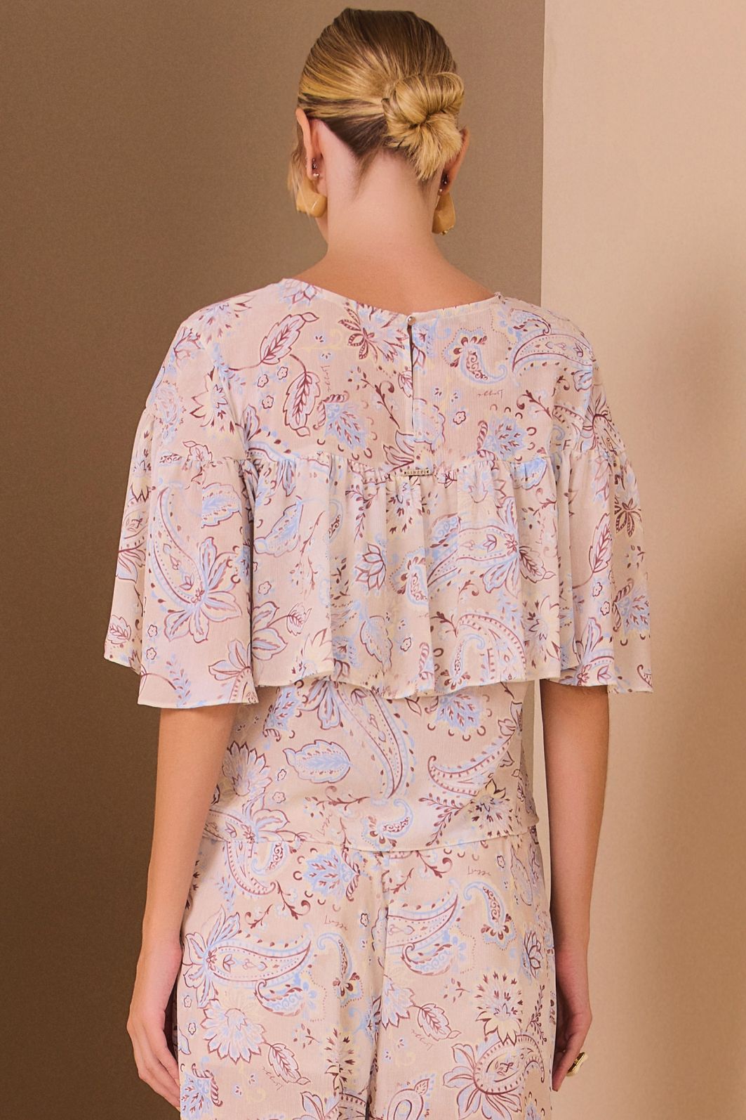 Blusa em chiffon texturizado com estampa exclusiva 98921 Linzzi Blusa em chiffon texturizado com estampa exclusiva 98921 Linzzi