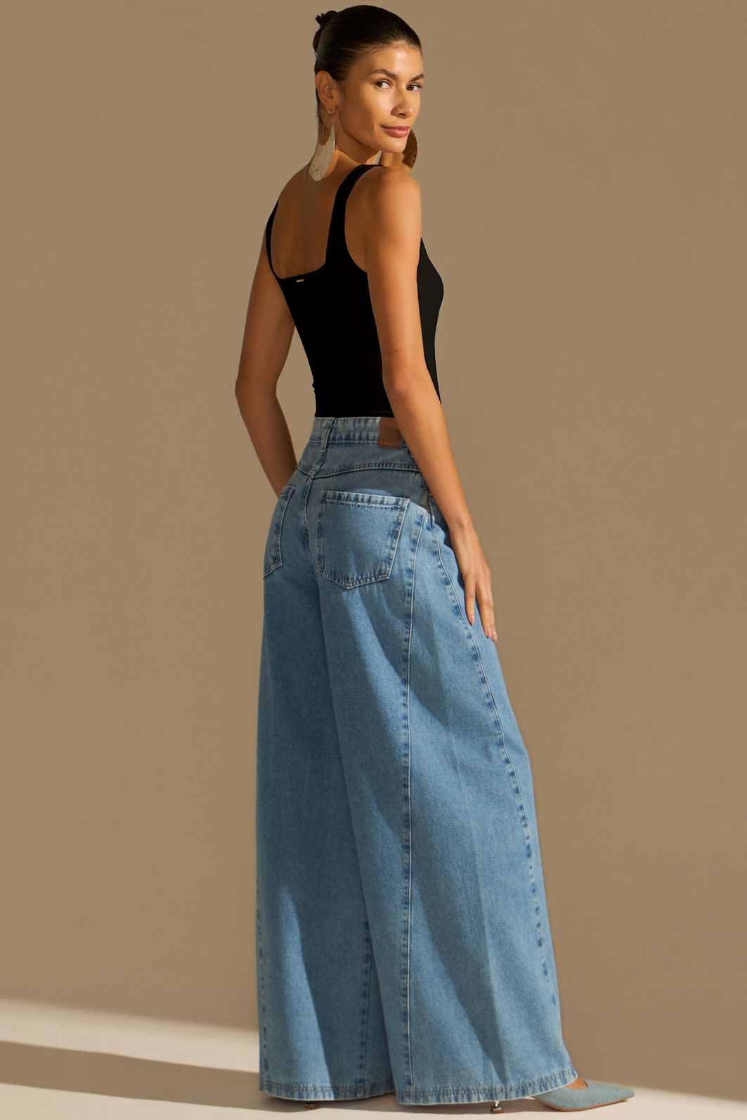 Calça wide leg em denim com leve aplicação de foil prata 94441 Linzzi Calça wide leg em denim com leve aplicação de foil prata 94441 Linzzi